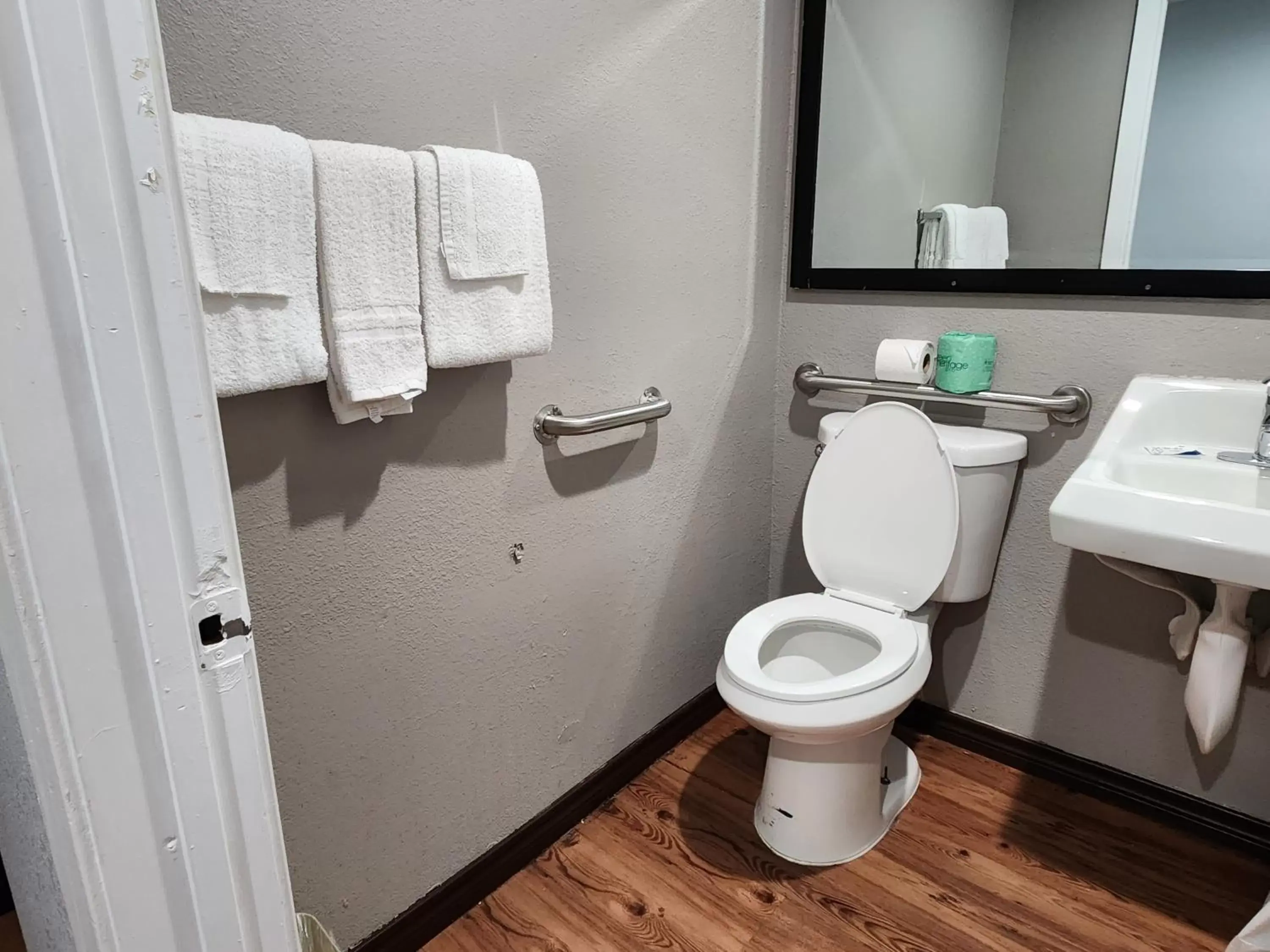 acessibility, Bathroom in Studio 6 Channelview TX Baytown West