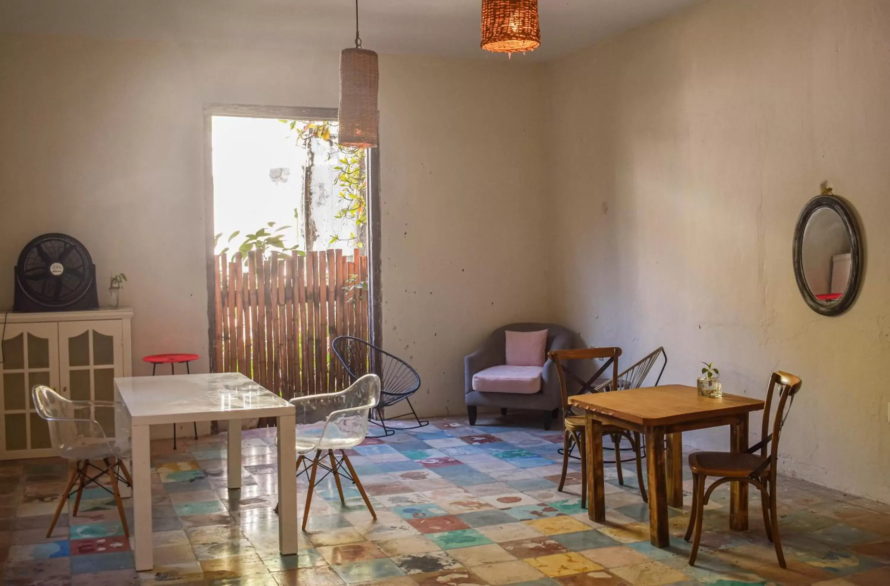 Coffee/tea facilities, Dining Area in Rustik-inn Rooms