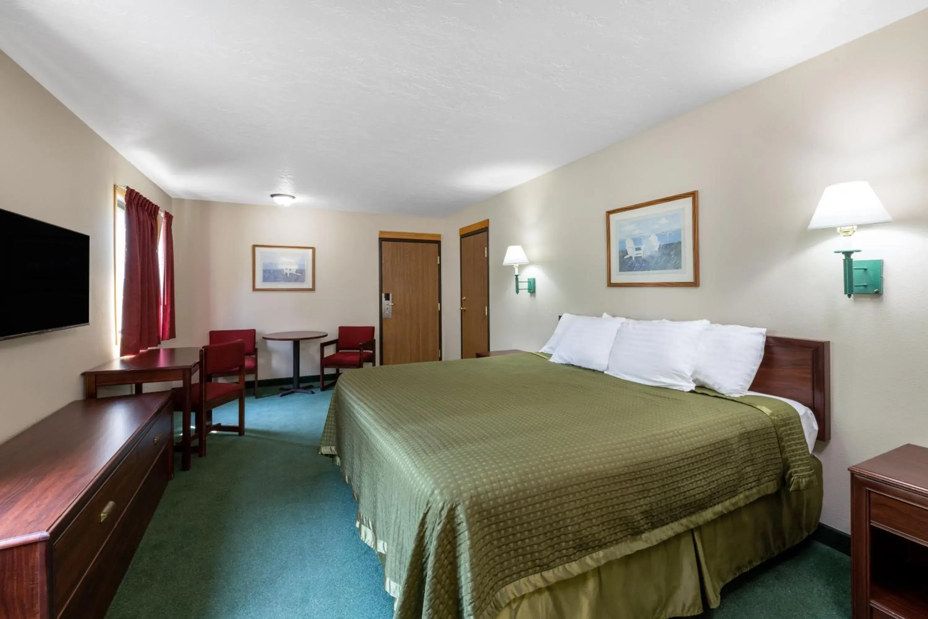 Bed in Travelodge by Wyndham Spirit Lake/Okoboji