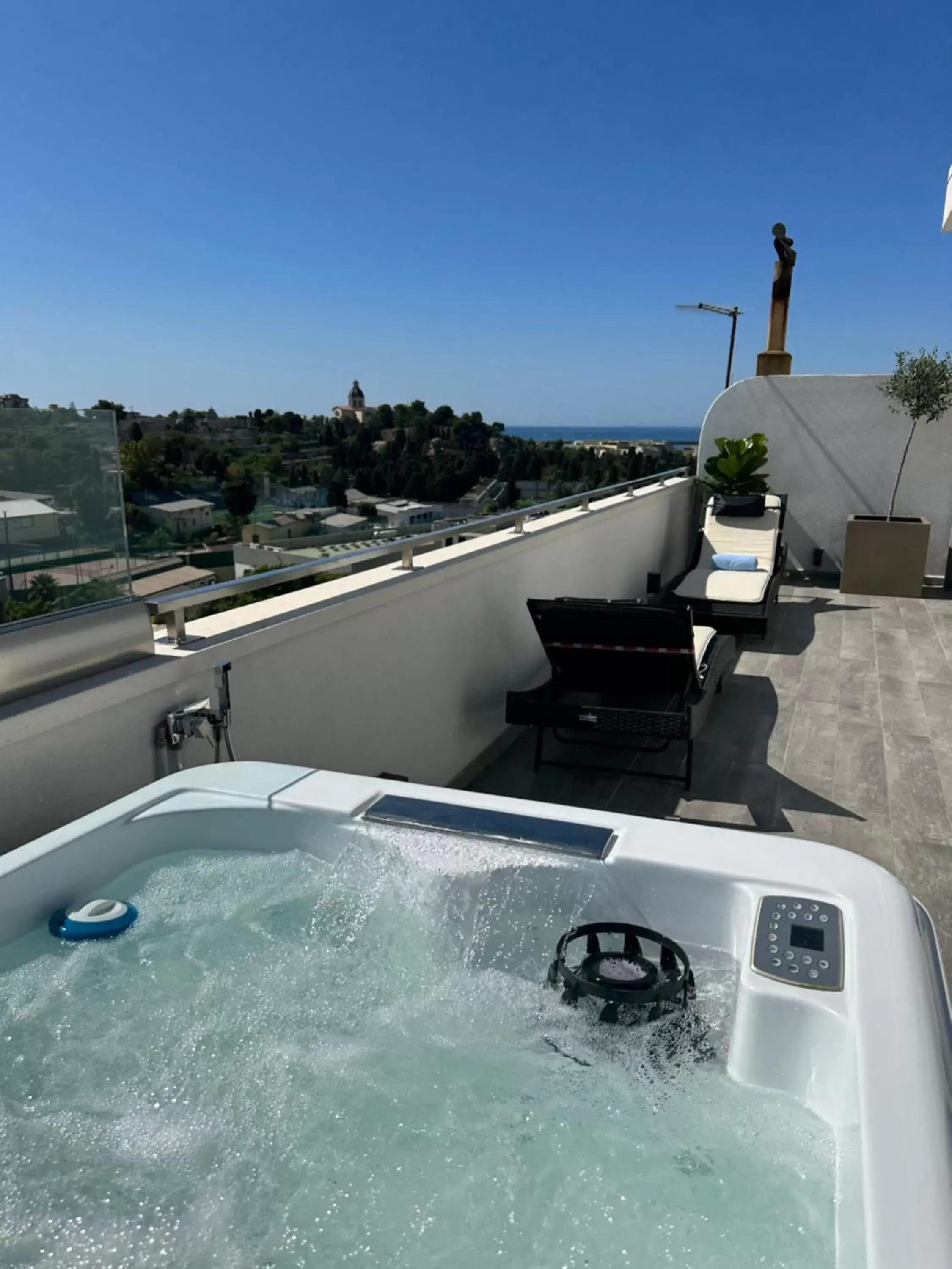 Hot Tub in 18 Dante Luxury Suites