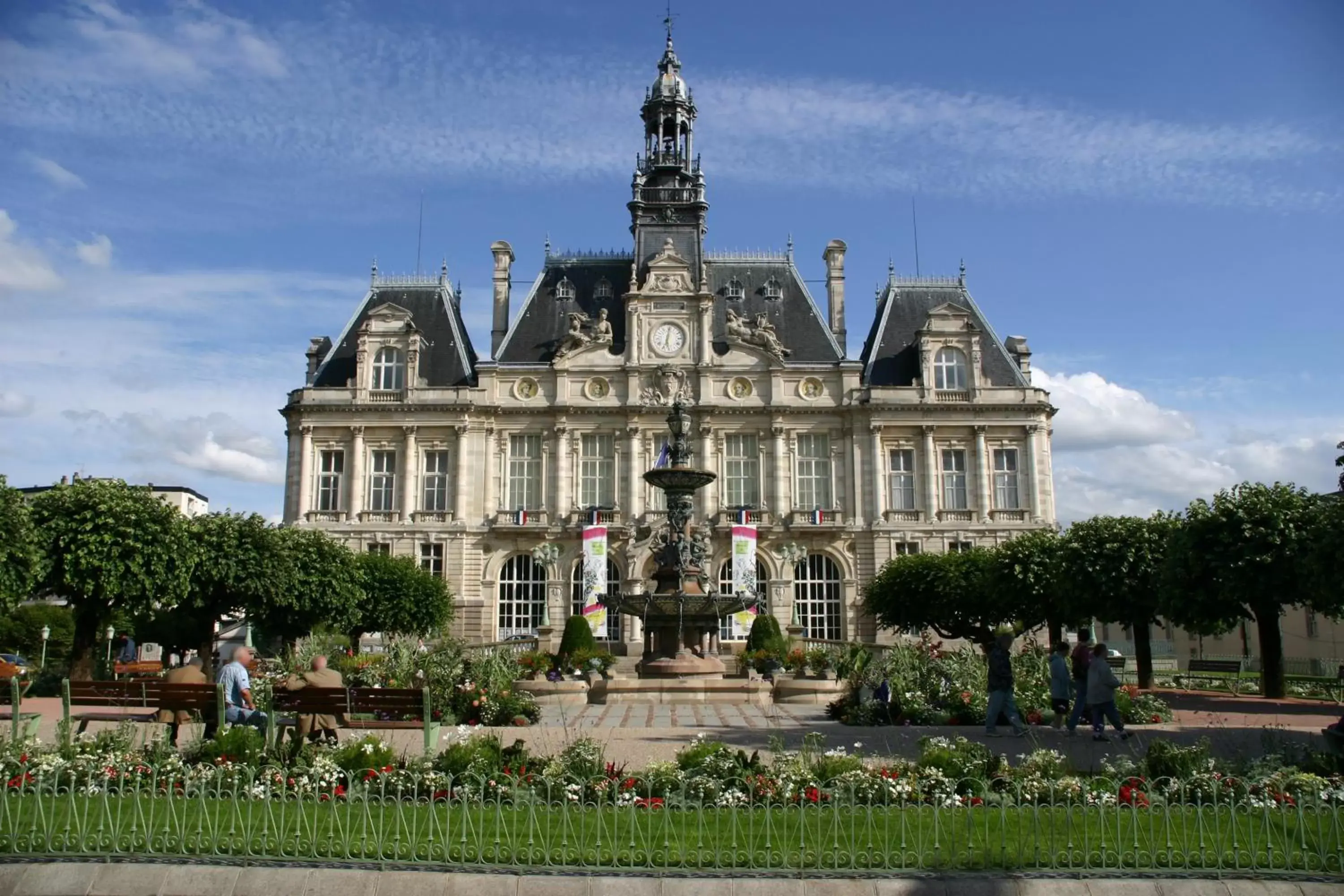 Nearby landmark, Property Building in B&B HOTEL Limoges Centre Gare