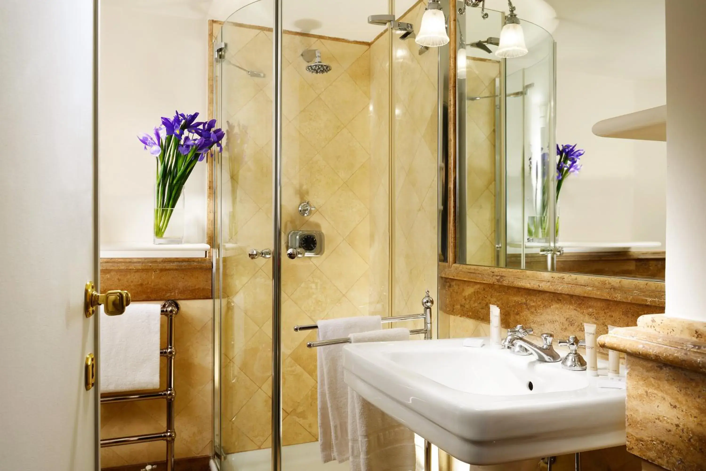 Bathroom in Splendor Suite Rome - Suites & Apartments