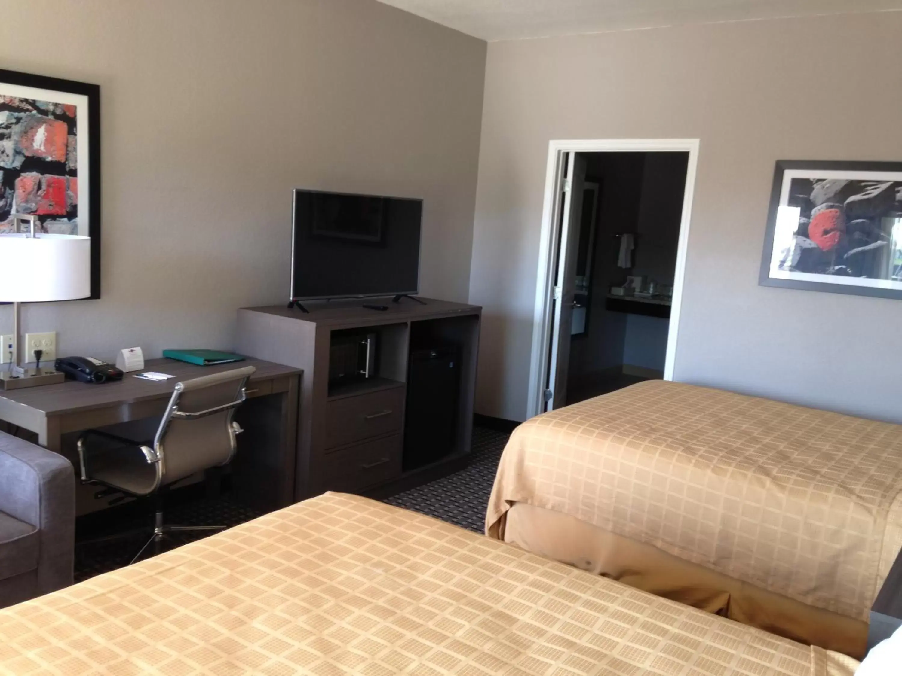 Photo of the whole room, TV/Entertainment Center in Scottish Inn & Suites Cotulla, TX