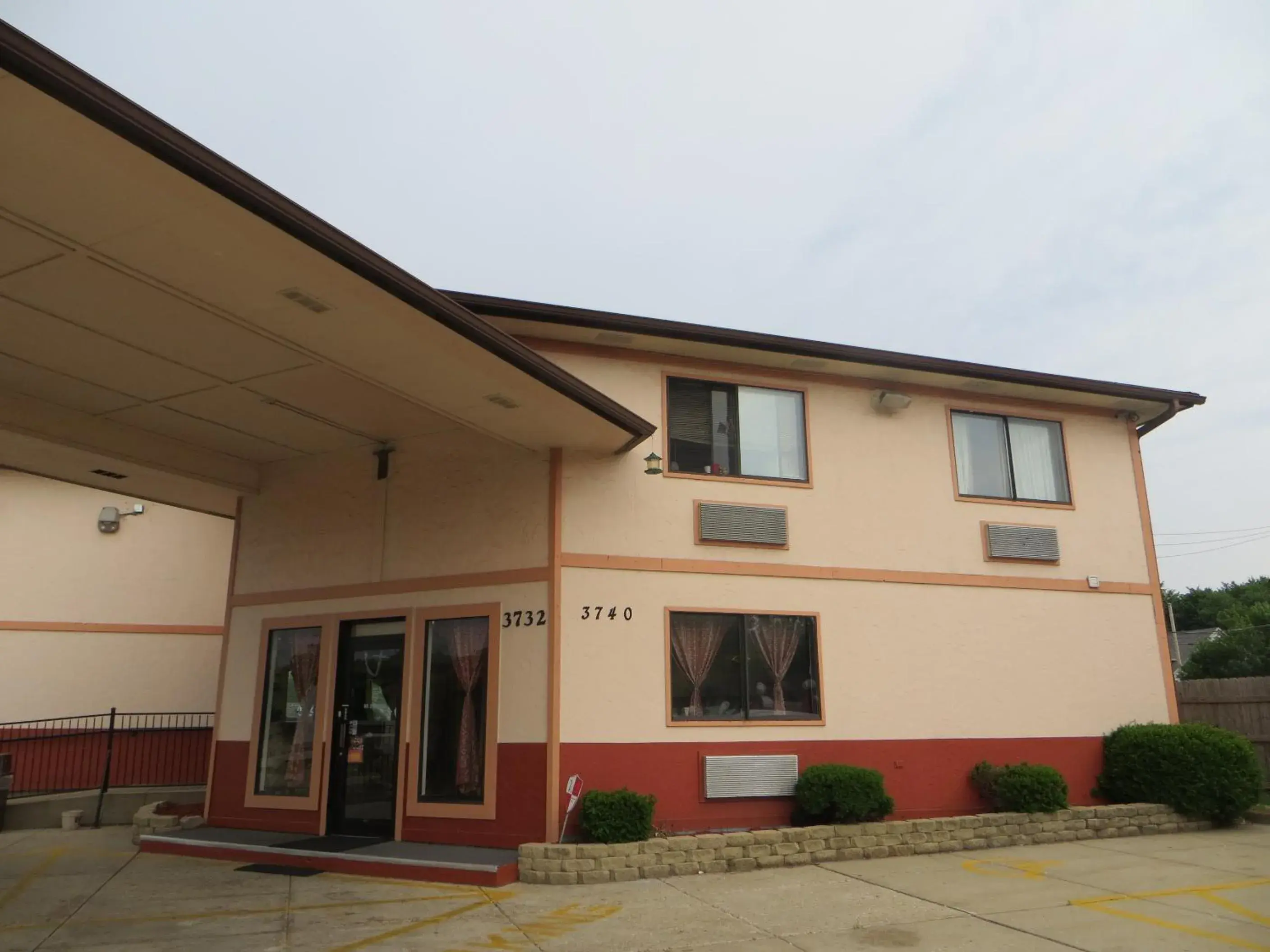 Facade/entrance in Gurnee Motel Facade/entrance in Gurnee Motel