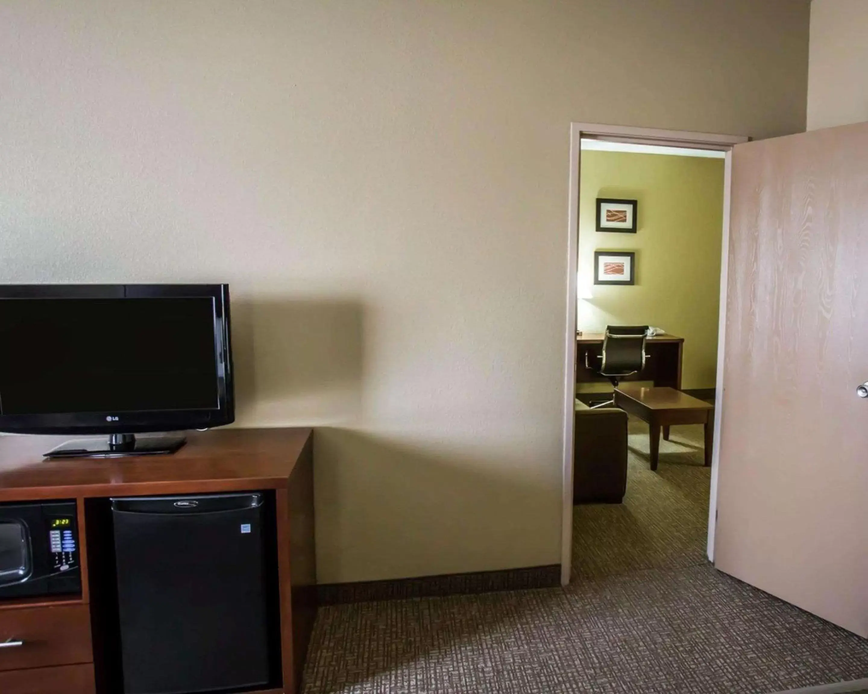 Photo of the whole room, TV/Entertainment Center in Comfort Inn Morris I-80