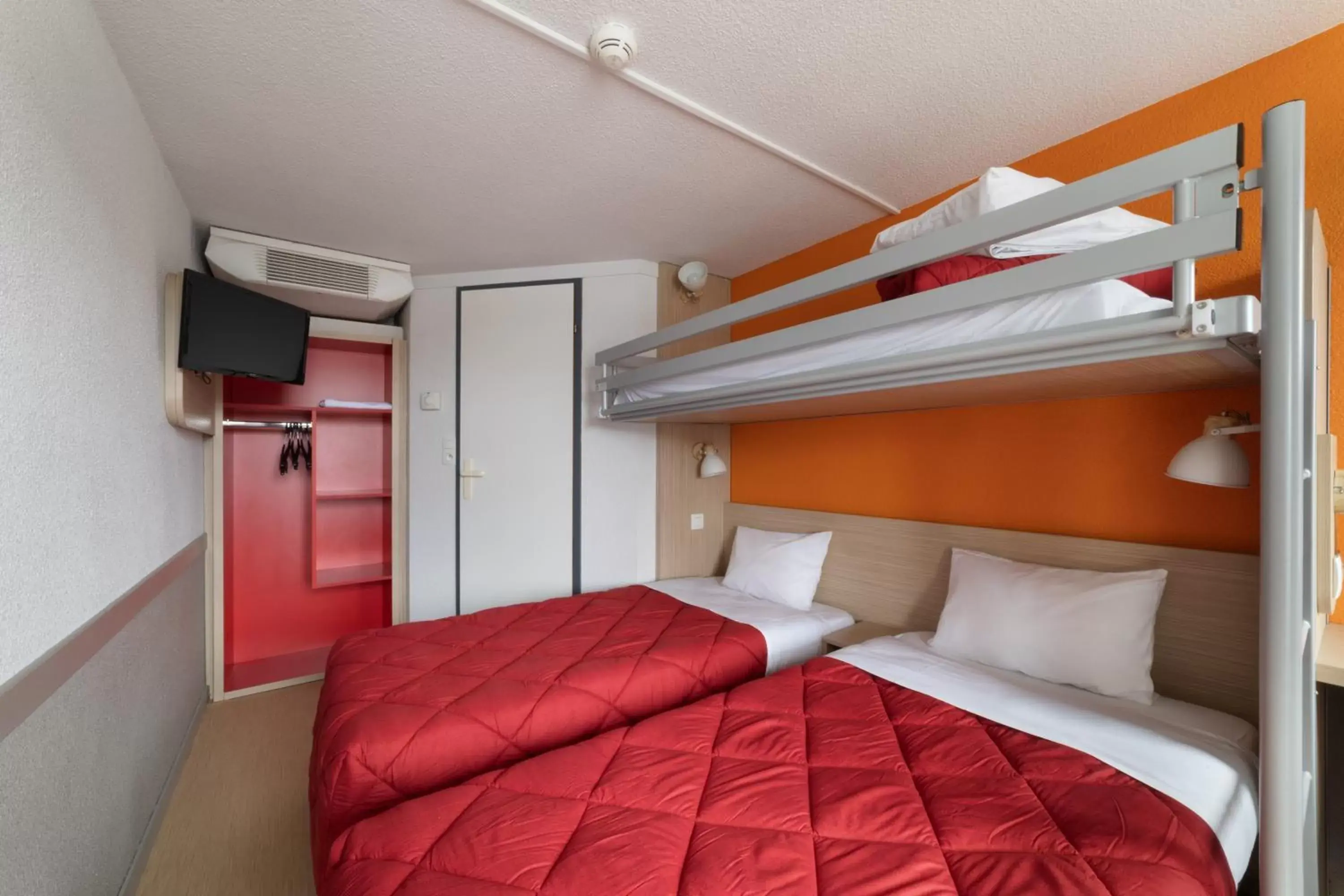 Photo of the whole room, Bunk Bed in Premiere Classe Fleury Merogis