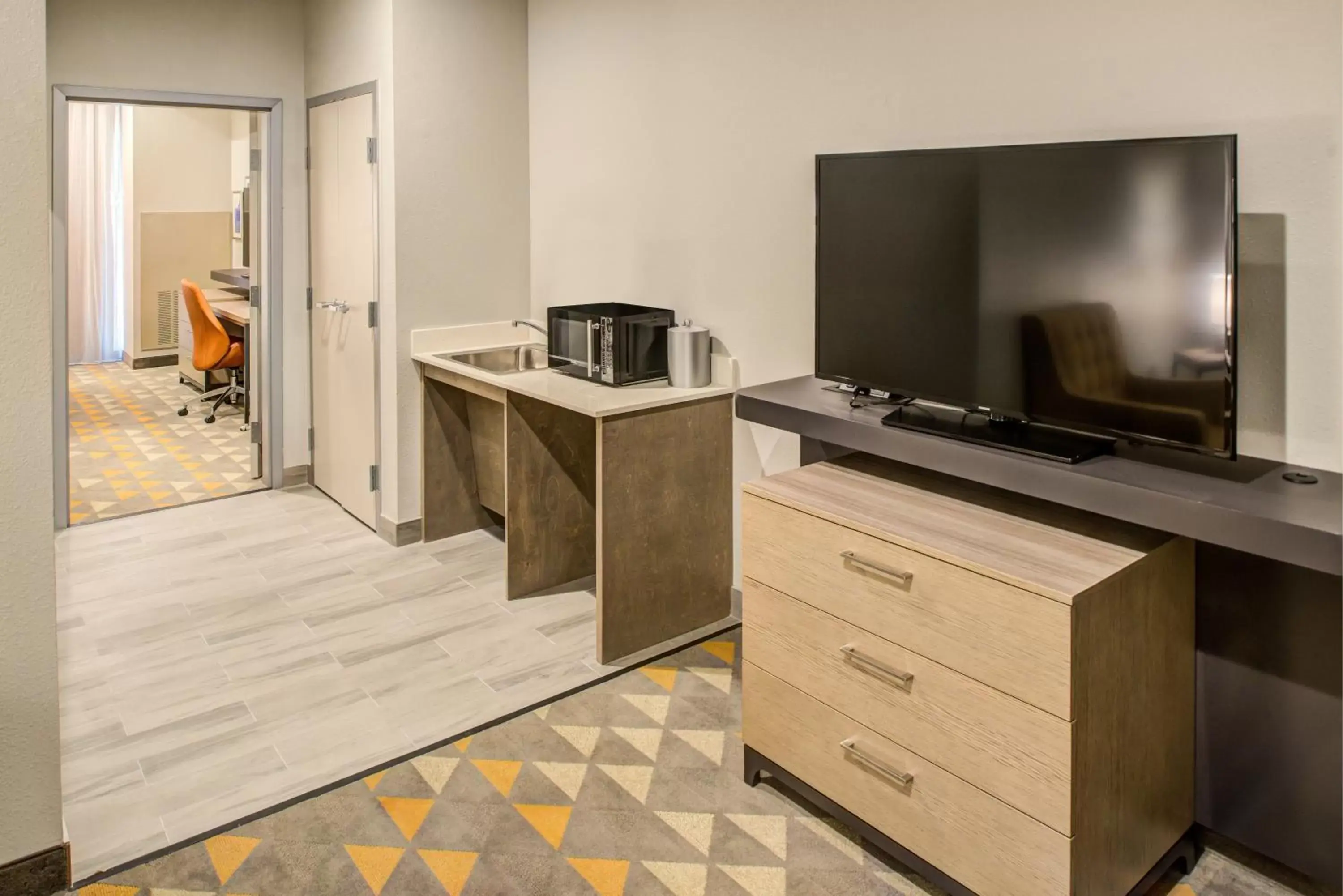 Photo of the whole room, TV/Entertainment Center in Holiday Inn Hotel & Suites - Houston West - Katy Mills, an IHG Hotel