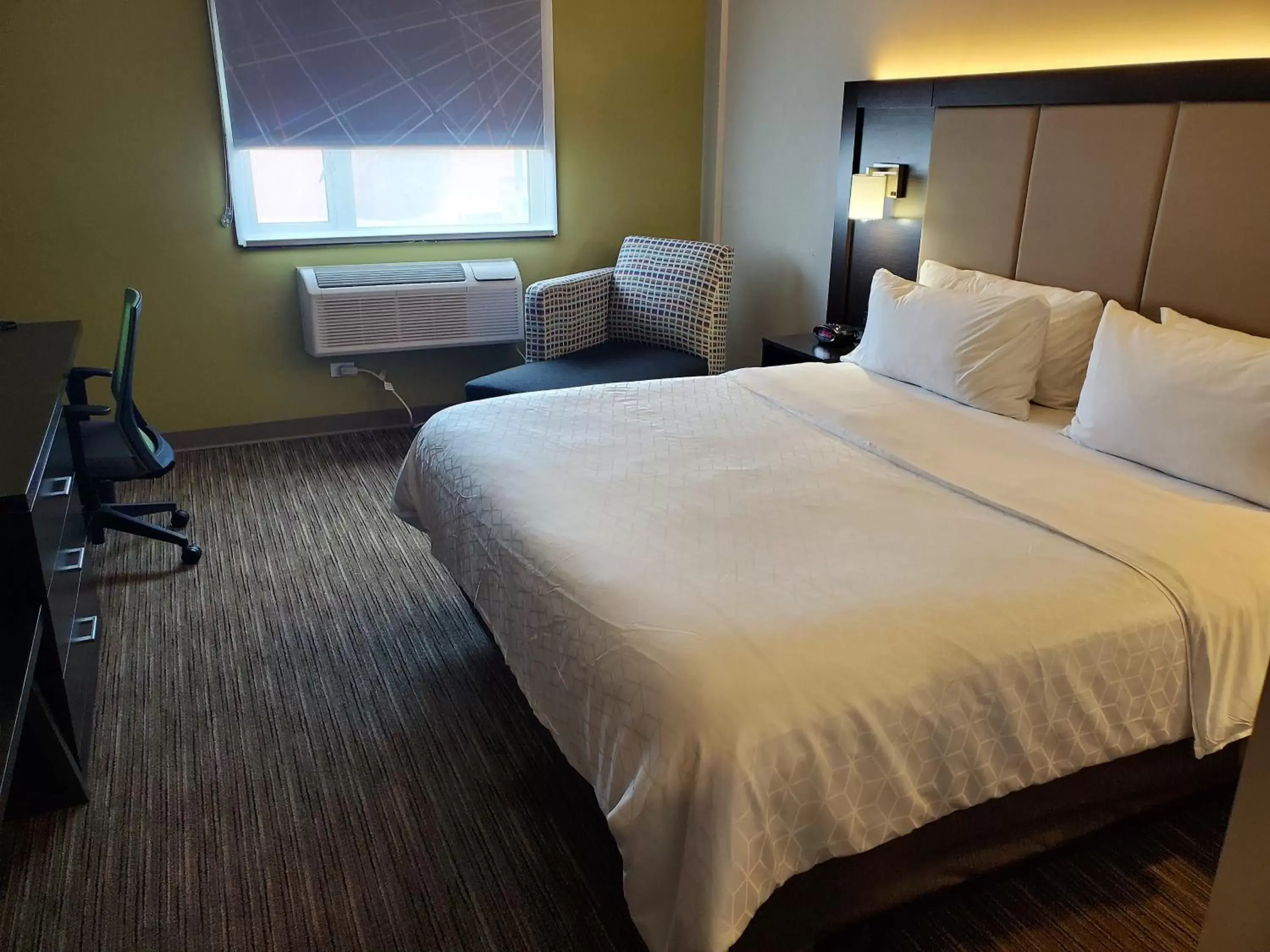 Photo of the whole room, Bed in Holiday Inn Express Maspeth by IHG Photo of the whole room, Bed in Holiday Inn Express Maspeth by IHG