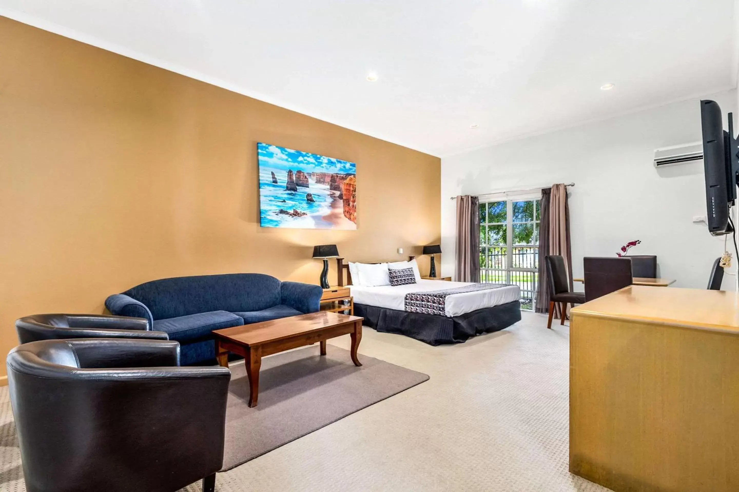 Photo of the whole room, Seating Area in Comfort Inn Greensborough