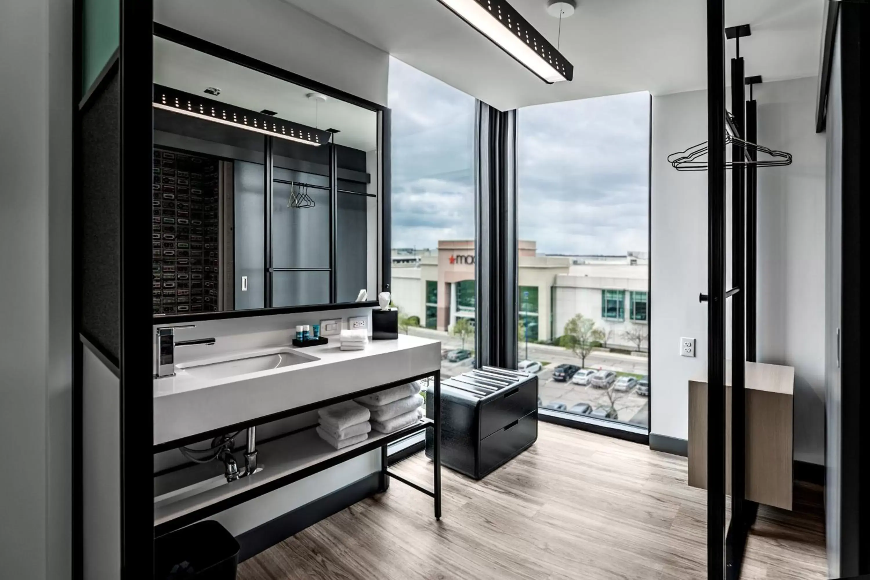 Photo of the whole room, Bathroom in Aloft Columbus Easton