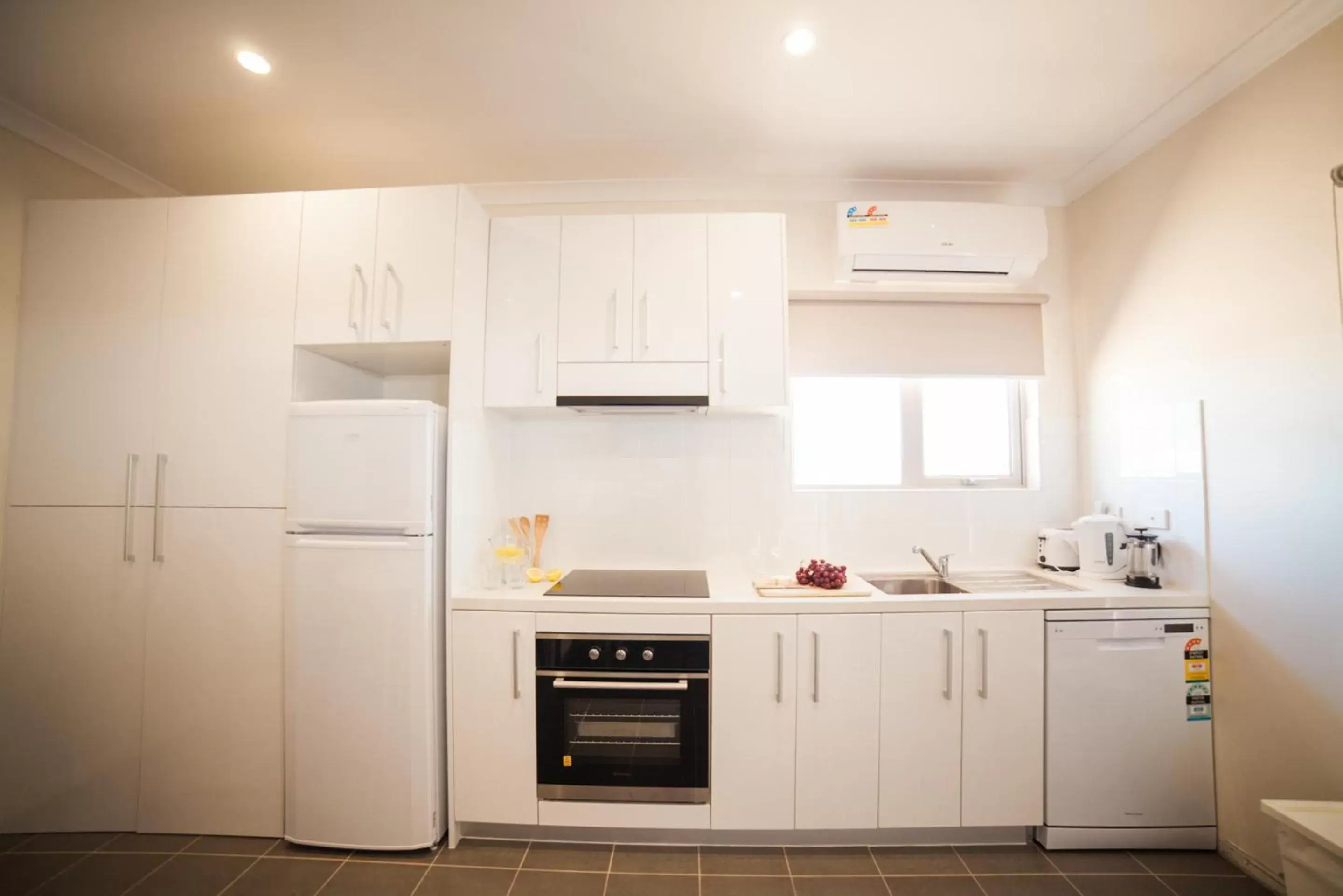 Kitchen or kitchenette, Kitchen/Kitchenette in Exmouth Escape Resort