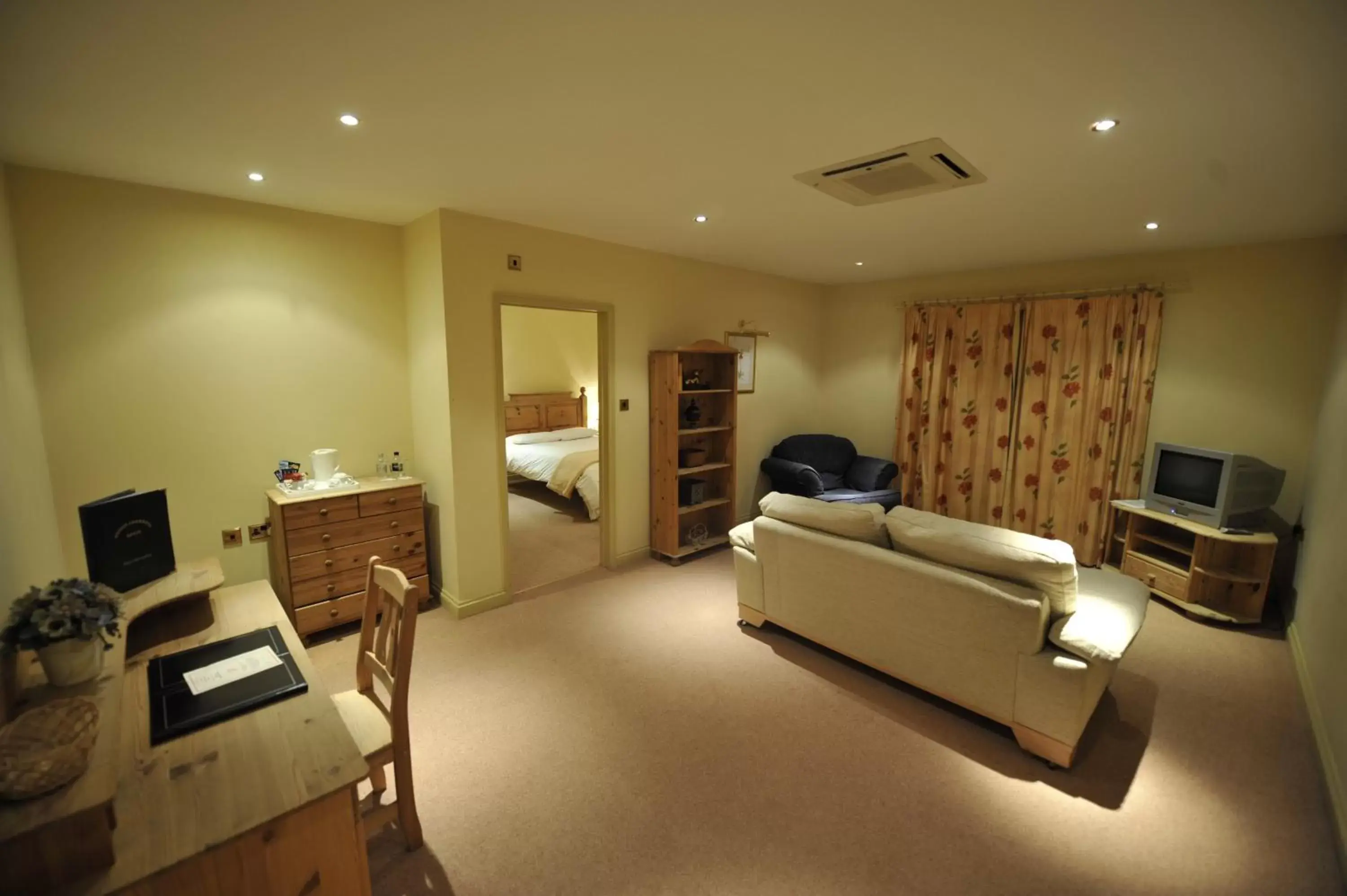 Photo of the whole room, Seating Area in Oliver Cromwell Hotel