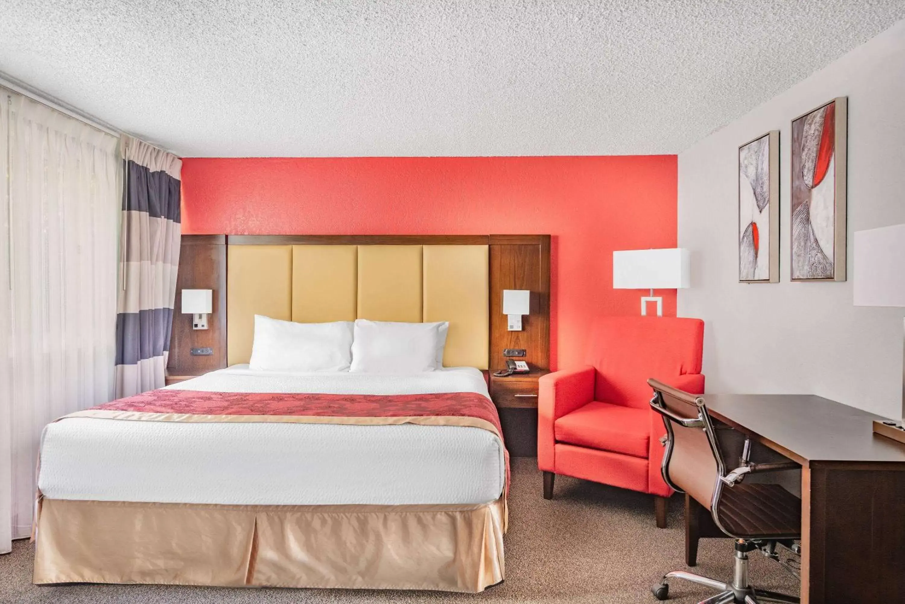 Photo of the whole room, Bed in Ramada by Wyndham Keystone Near Mt Rushmore