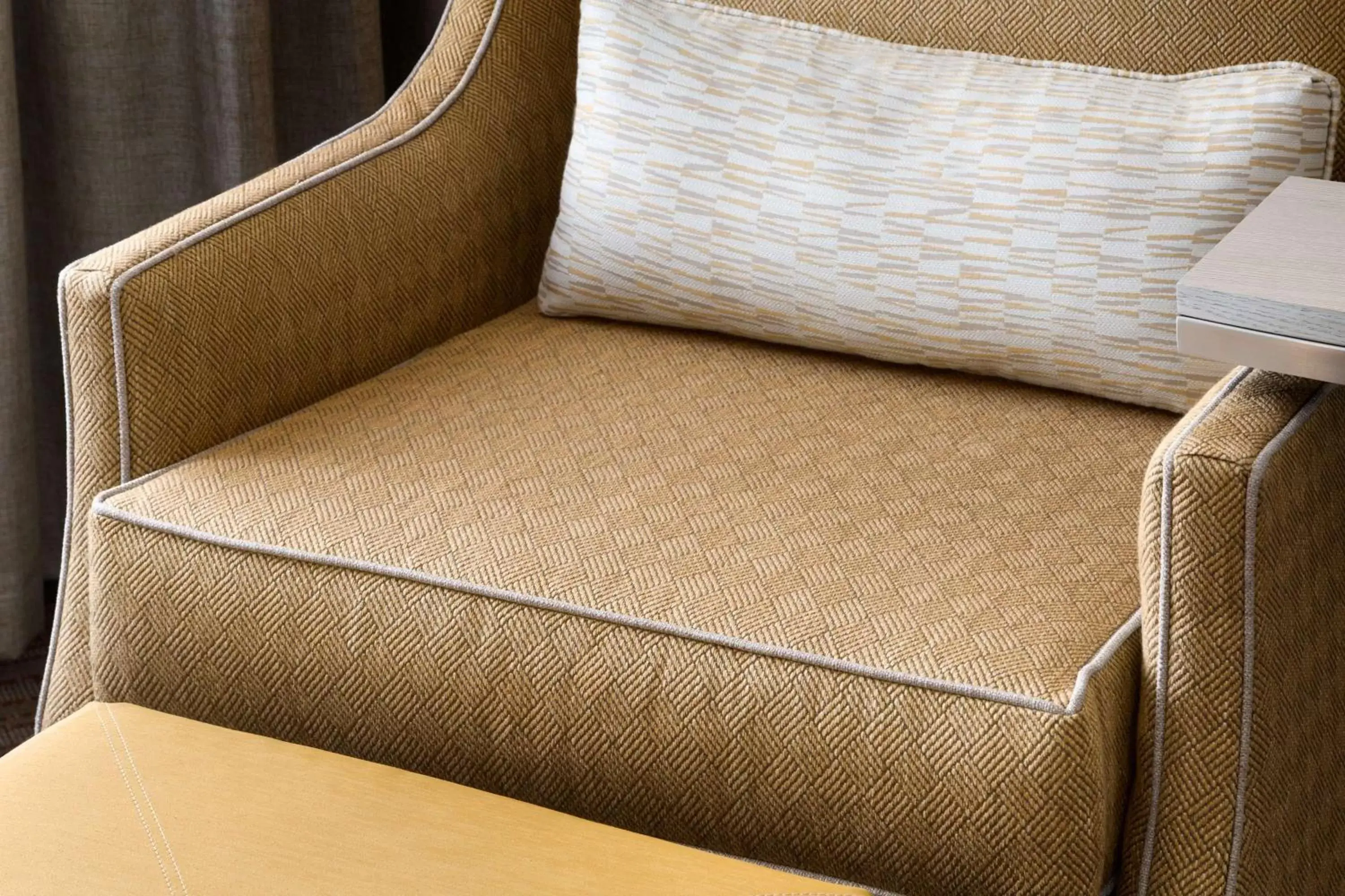 Bed, Seating Area in Hilton Garden Inn Flagstaff