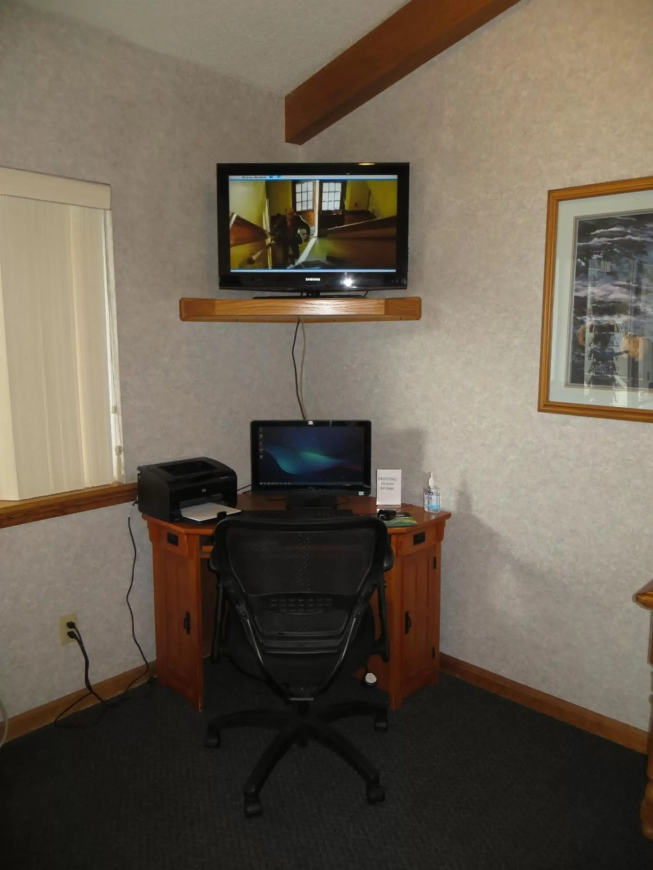 Business facilities, TV/Entertainment Center in Super 8 by Wyndham Susanville