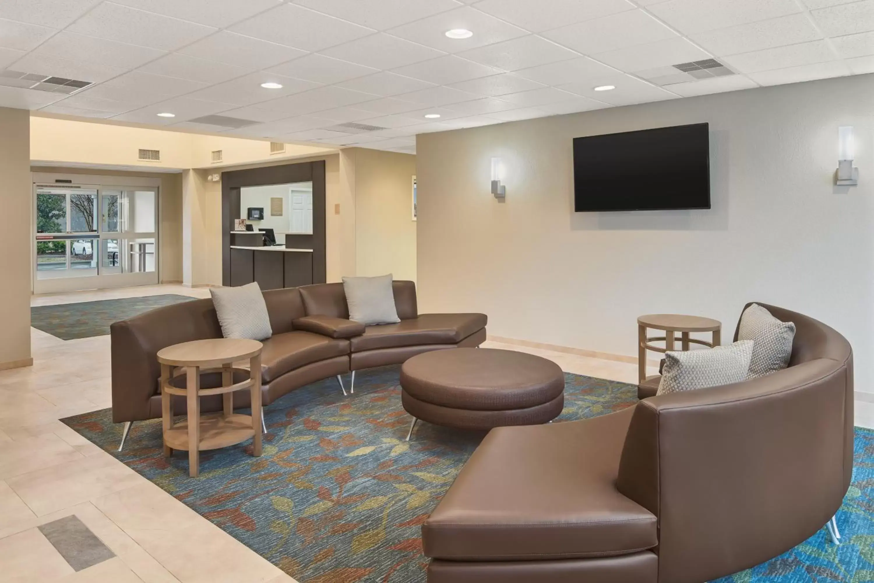 Lobby or reception, Lounge/Bar in Candlewood Suites - Charlotte - Arrowood, an IHG Hotel