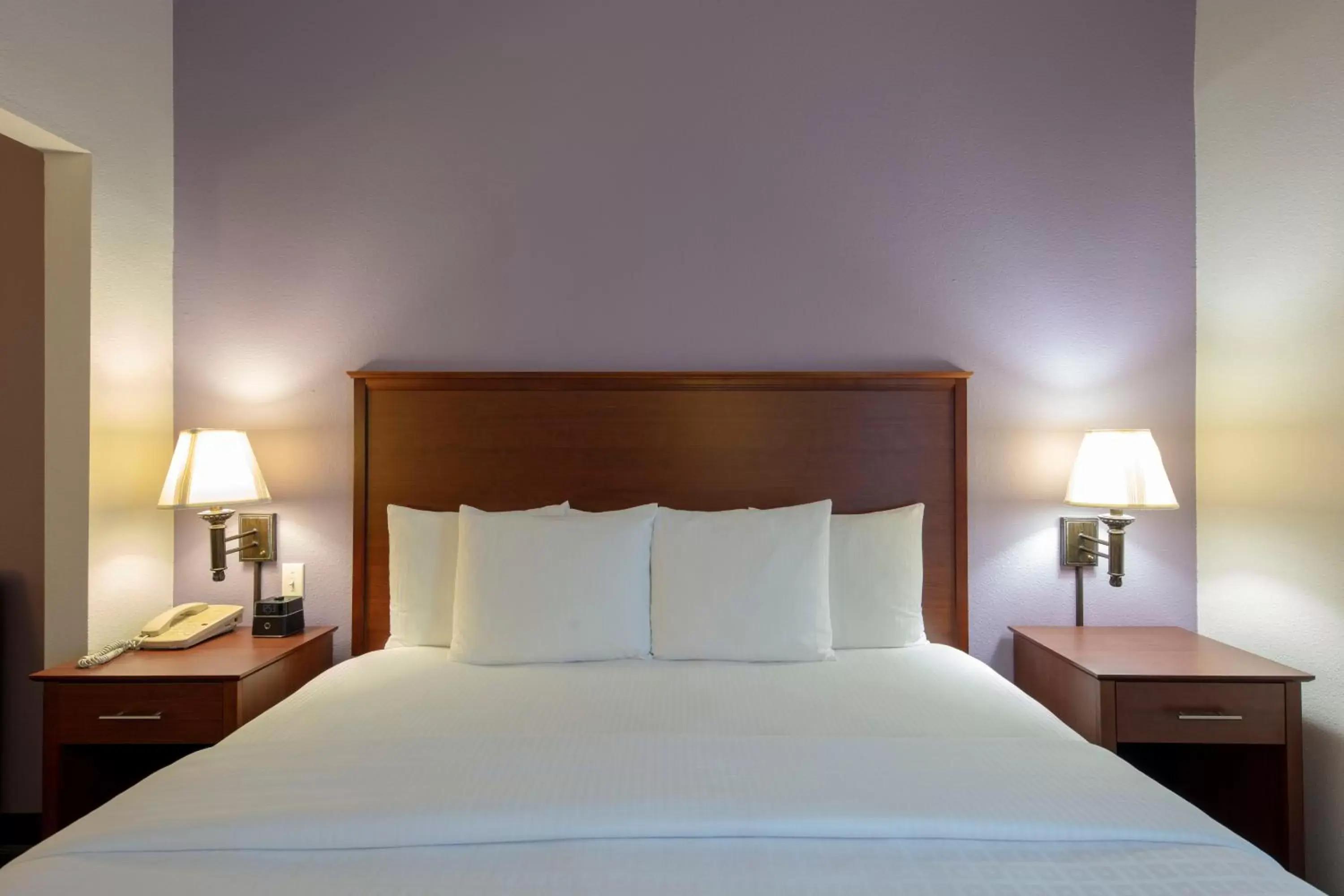 Bed in La Quinta by Wyndham Springfield Airport Plaza