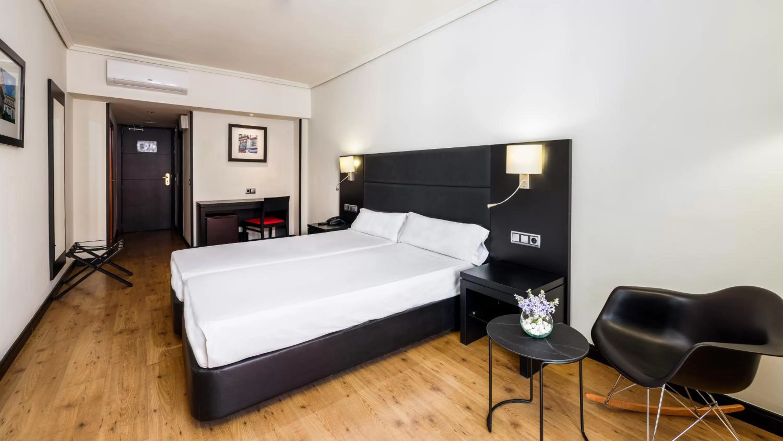 Photo of the whole room, Bed in Virgen de los Reyes