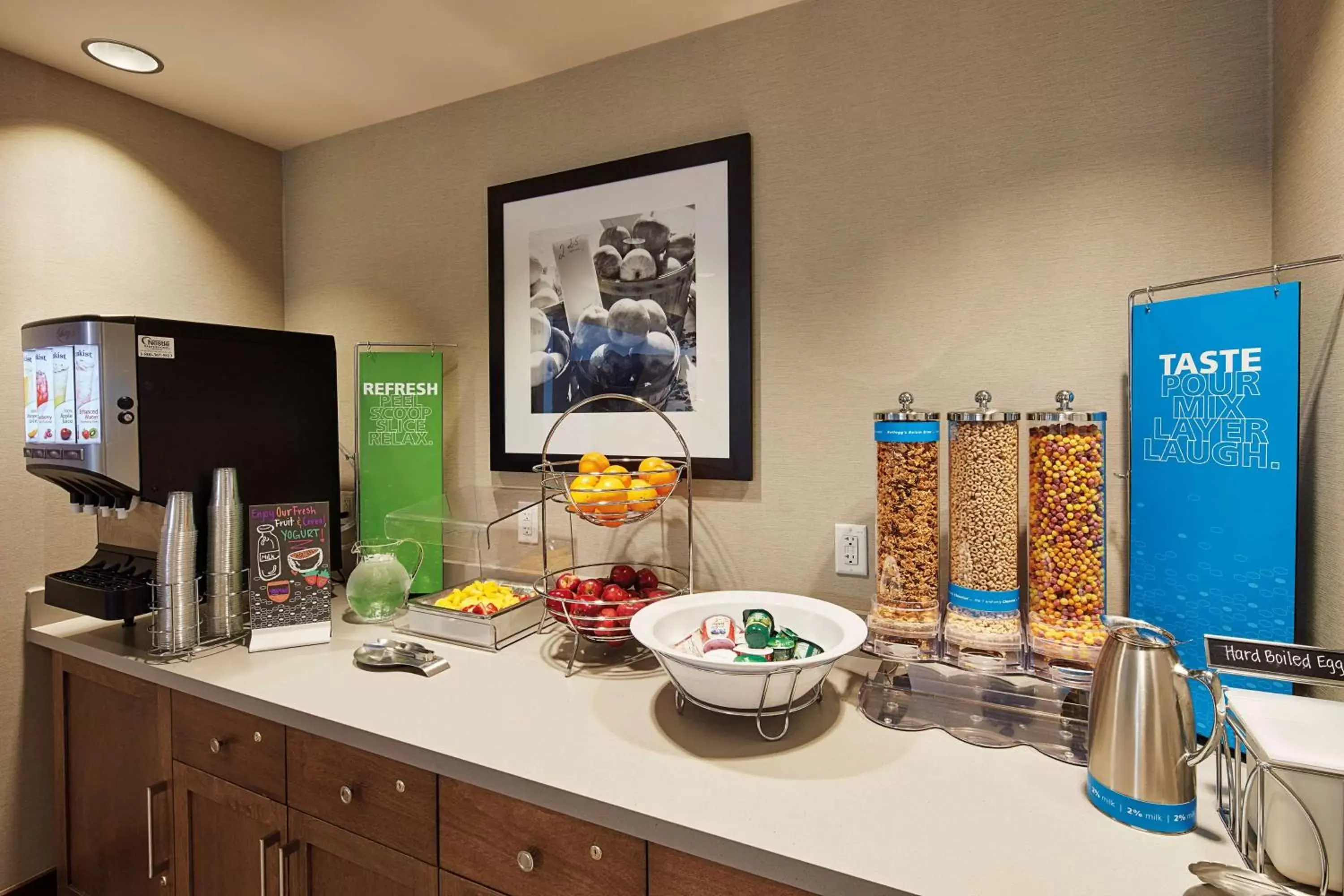 Dining area in Hampton Inn & Suites Sacramento at CSUS