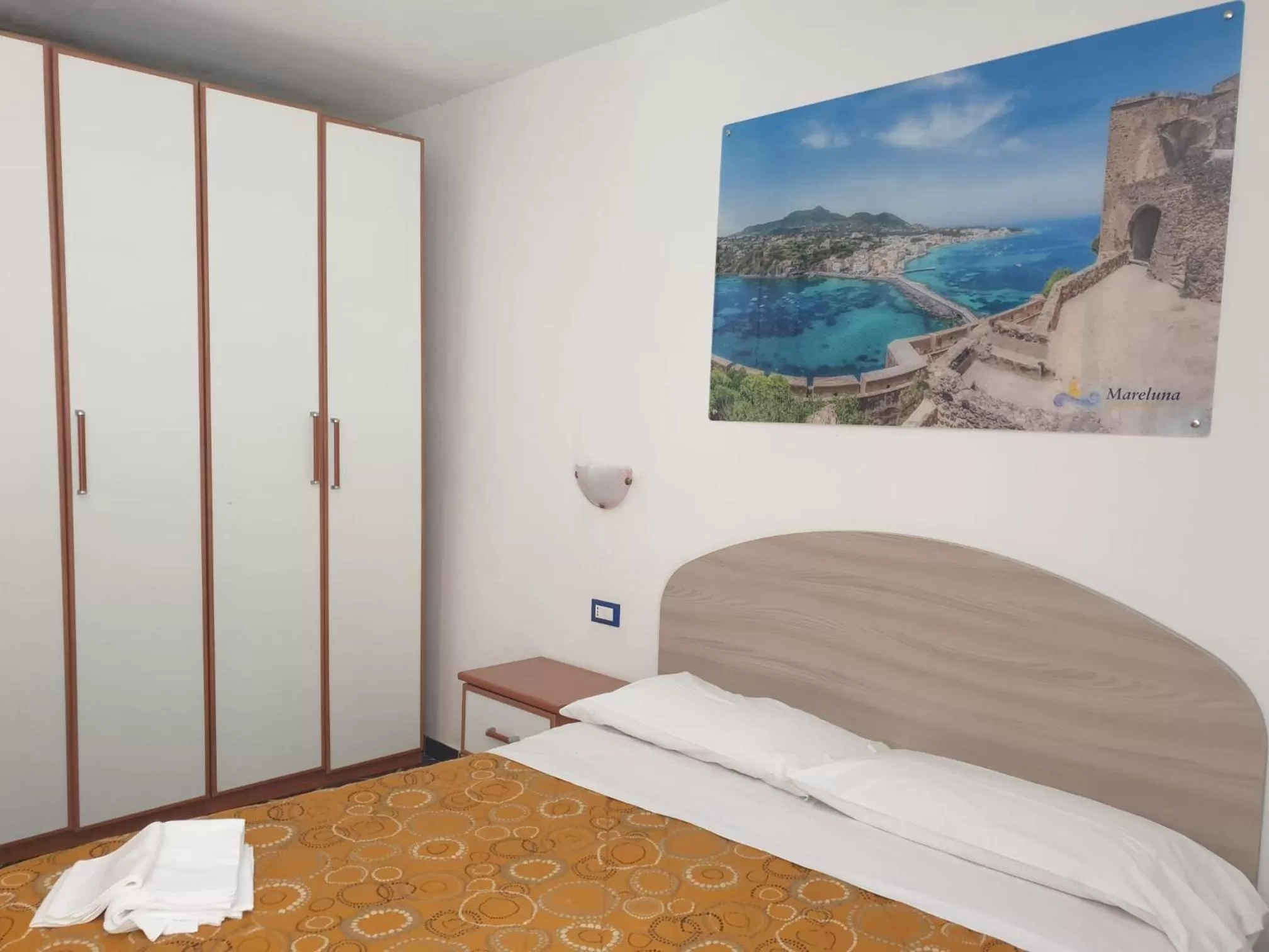 Photo of the whole room, Bed in Hotel Mareluna Ischia