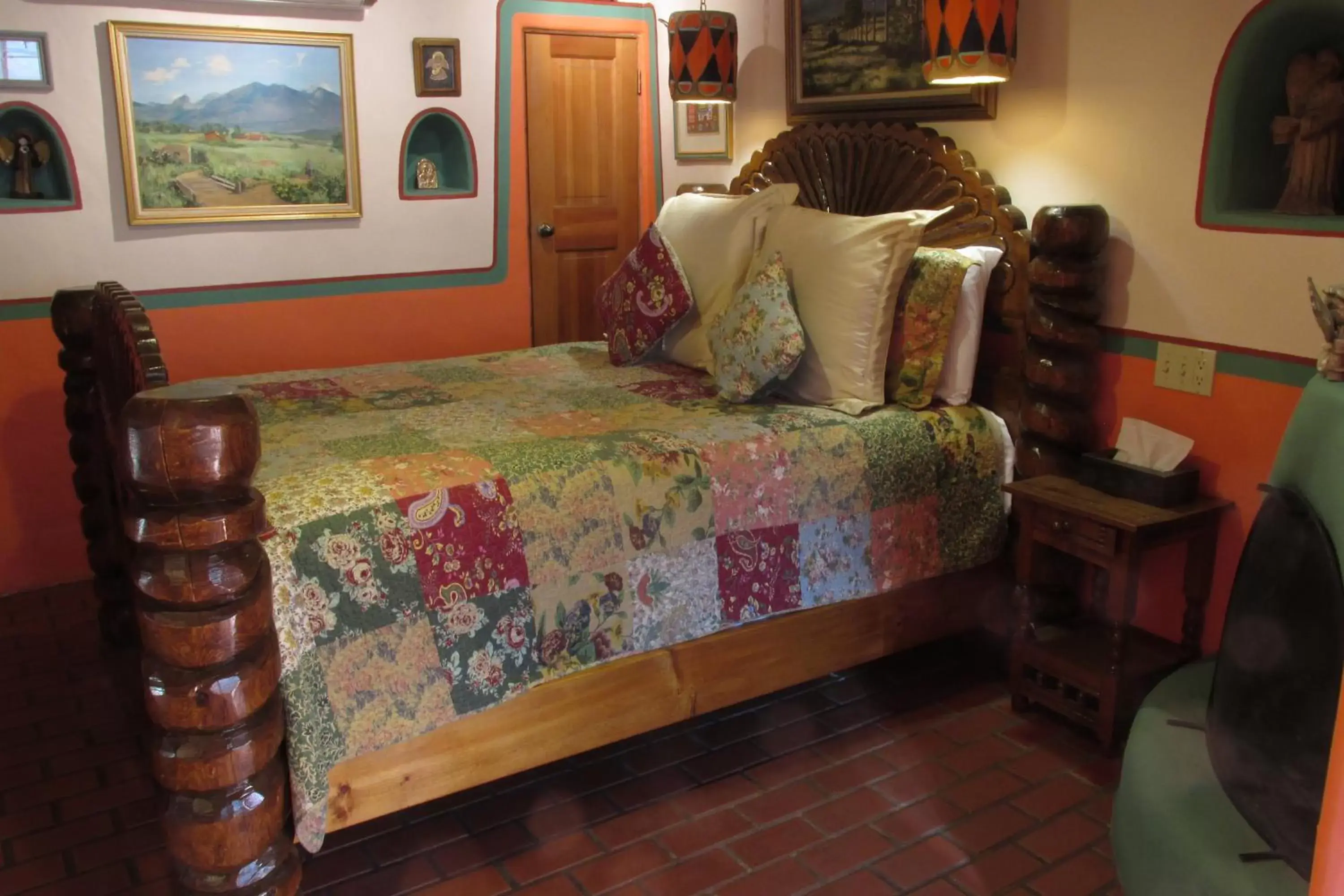 Bed in La Dona Luz Inn an Historic B&B