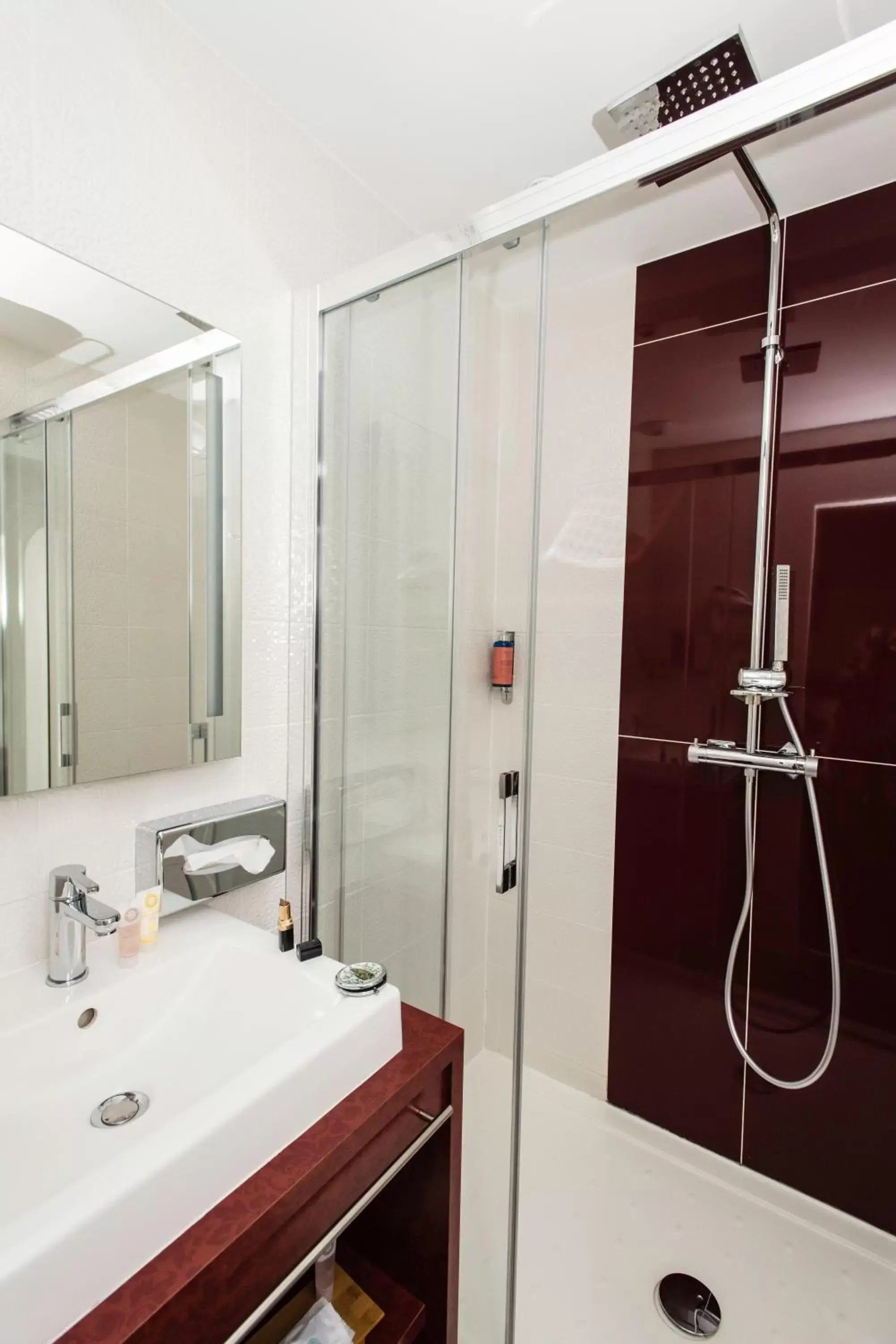 Shower, Bathroom in Best Western Hôtel d'Arc