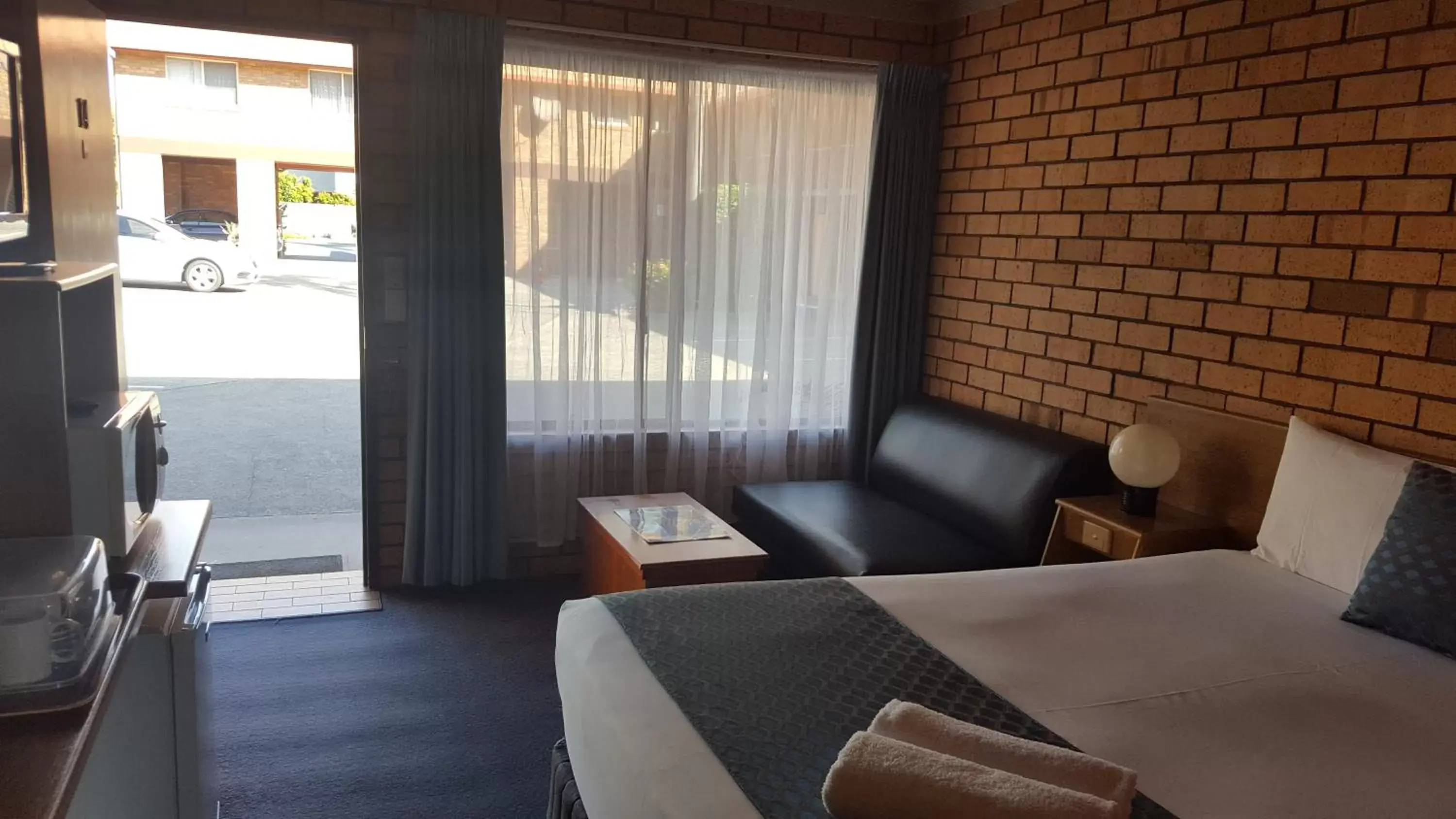 Bedroom, Bed in Royal Palms Motor Inn
