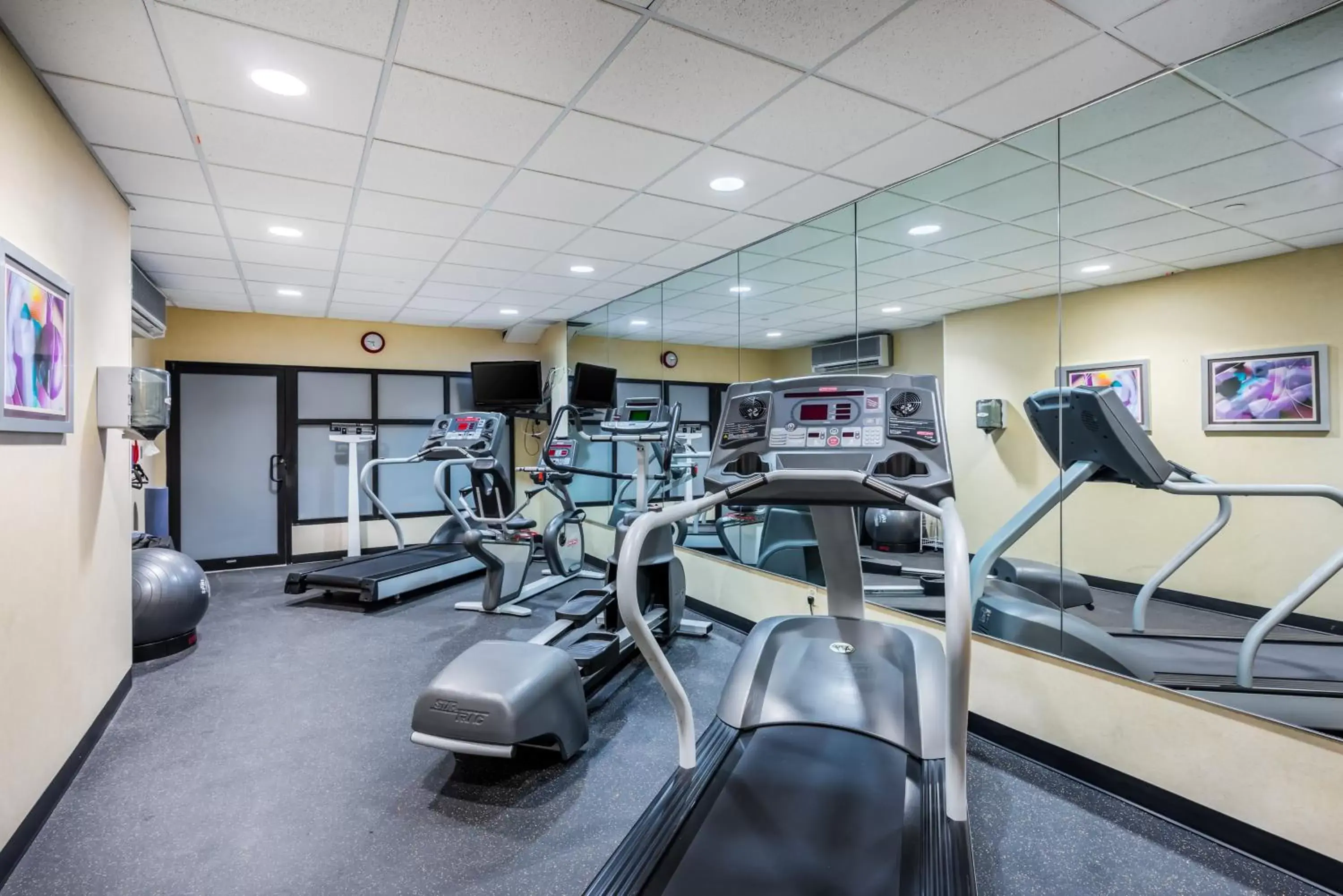 Spa and wellness centre/facilities, Fitness Center/Facilities in Holiday Inn Express Hotel & Suites-North East, an IHG Hotel