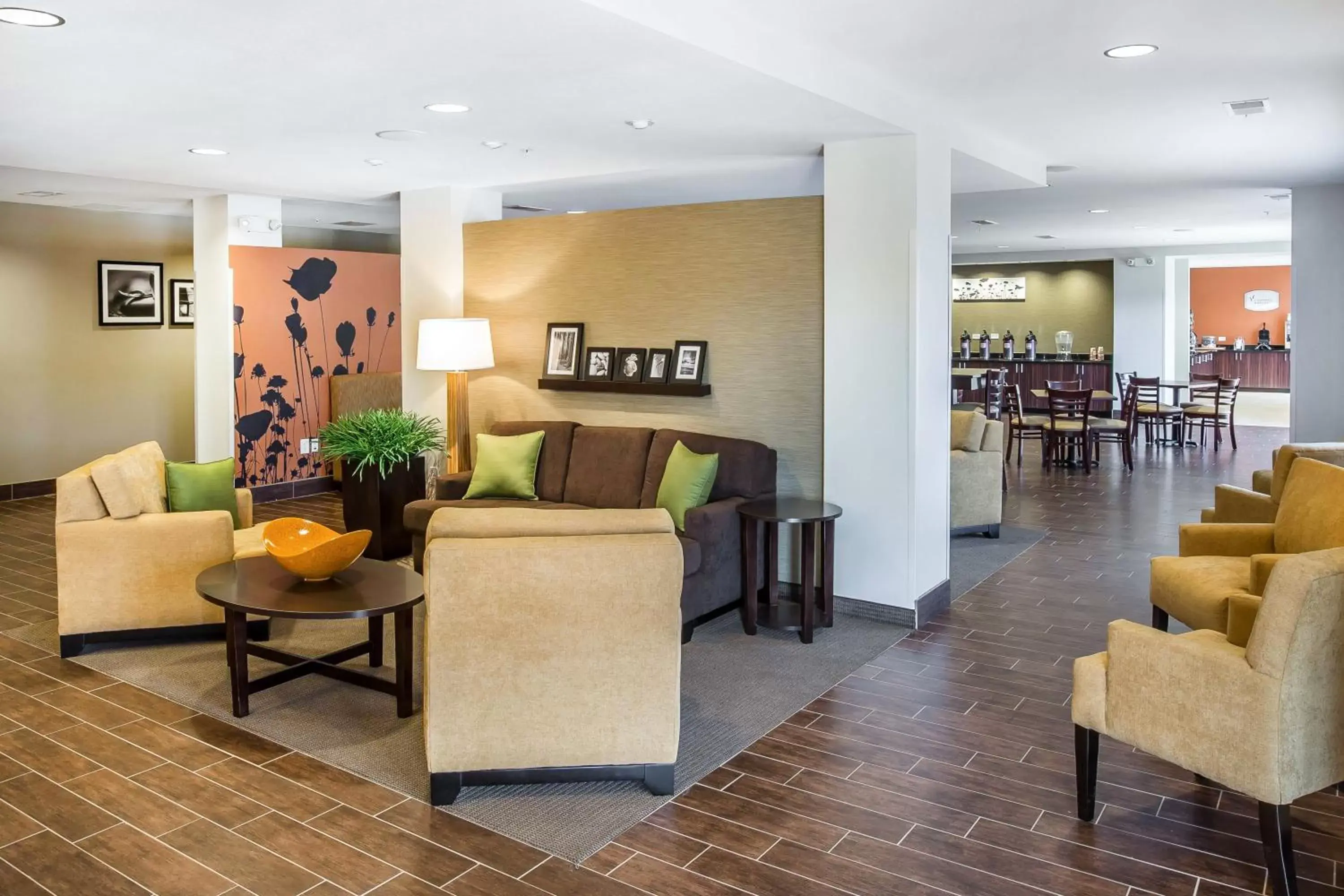 Lobby or reception, Lounge/Bar in MainStay Suites Cartersville