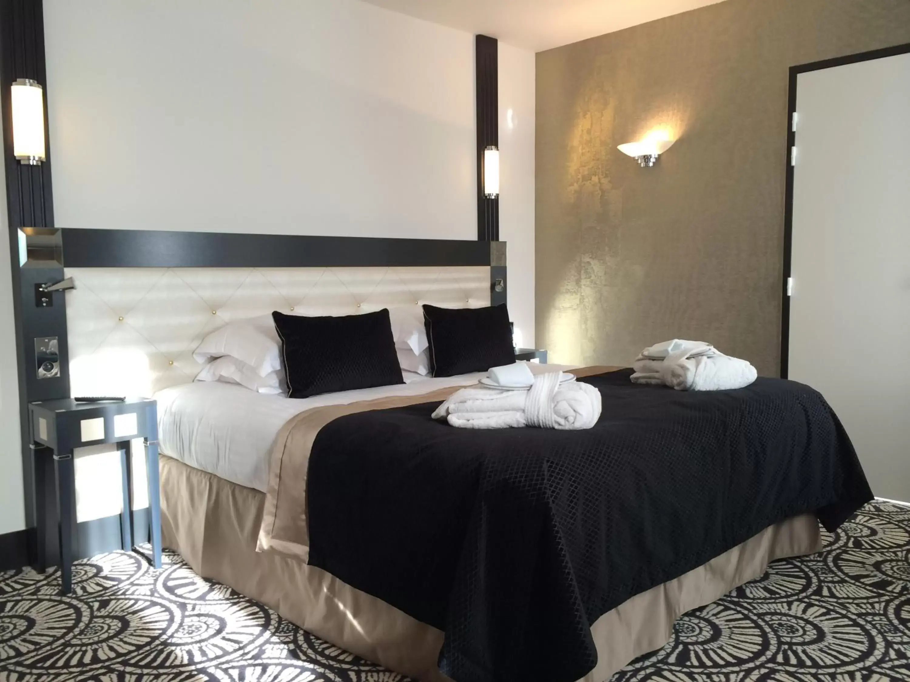 Bedroom, Bed in Jehan De Beauce - Les Collectionneurs