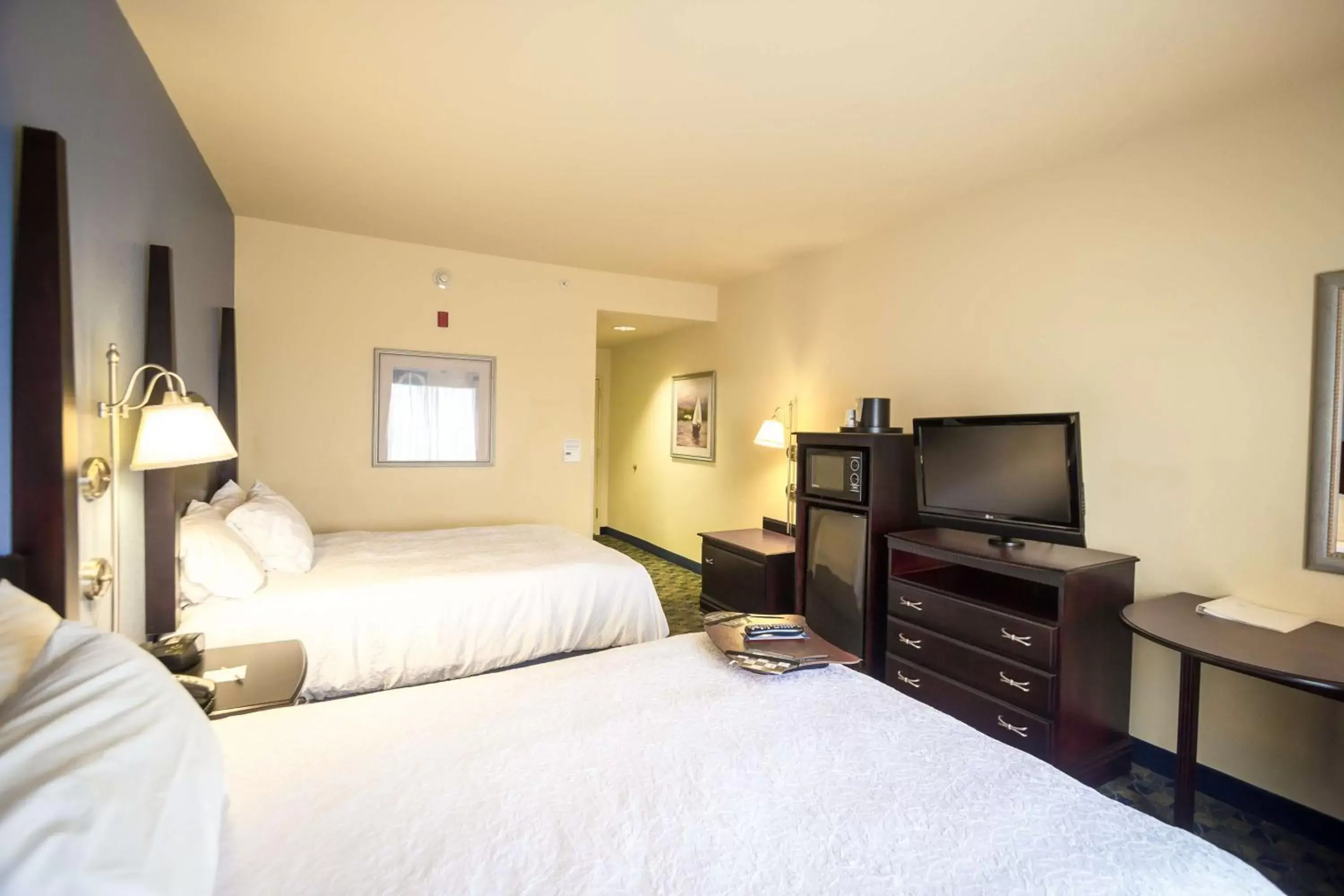 Bedroom, TV/Entertainment Center in Hampton Inn & Suites Natchez