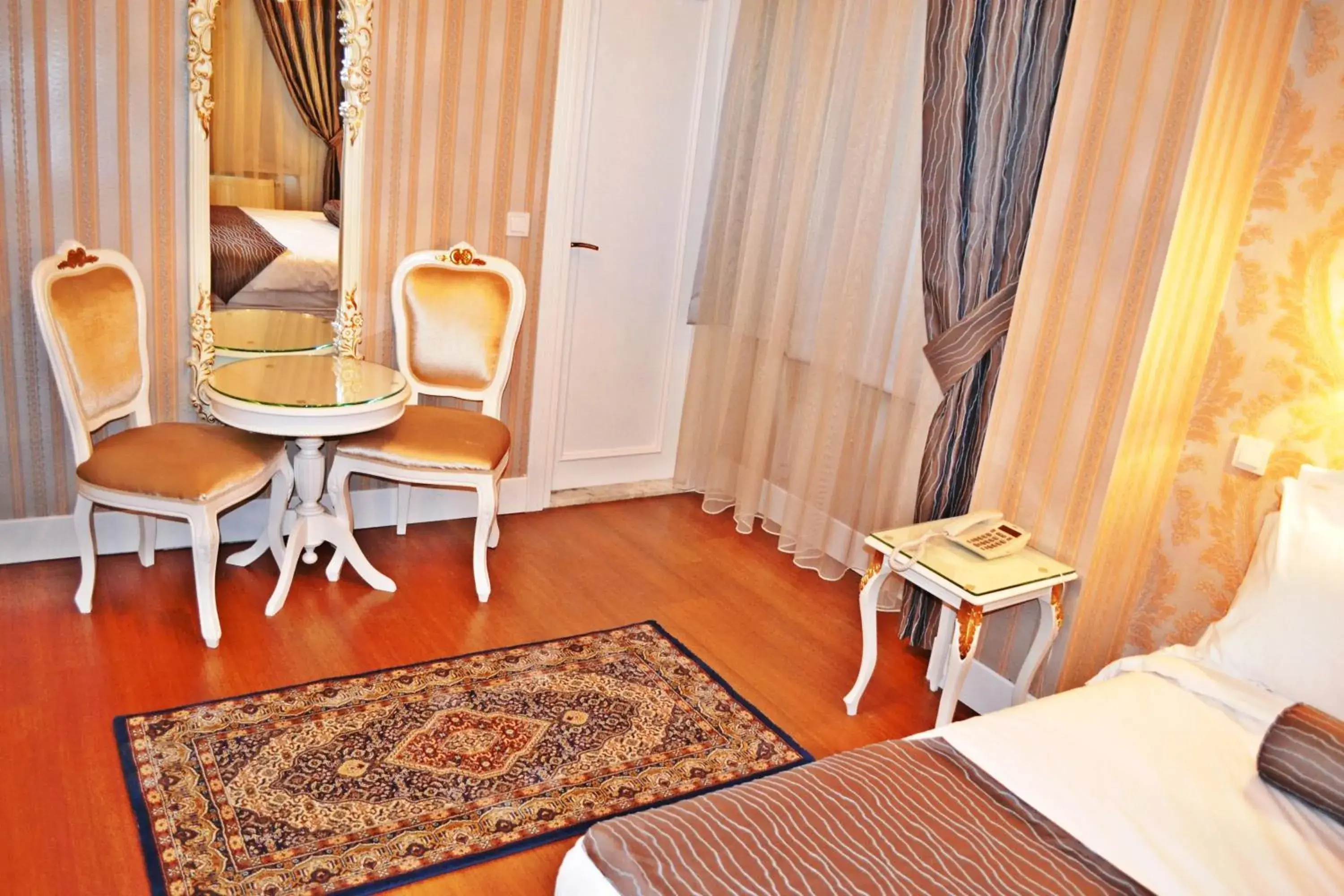 Bed, Seating Area in Alyon Hotel Taksim