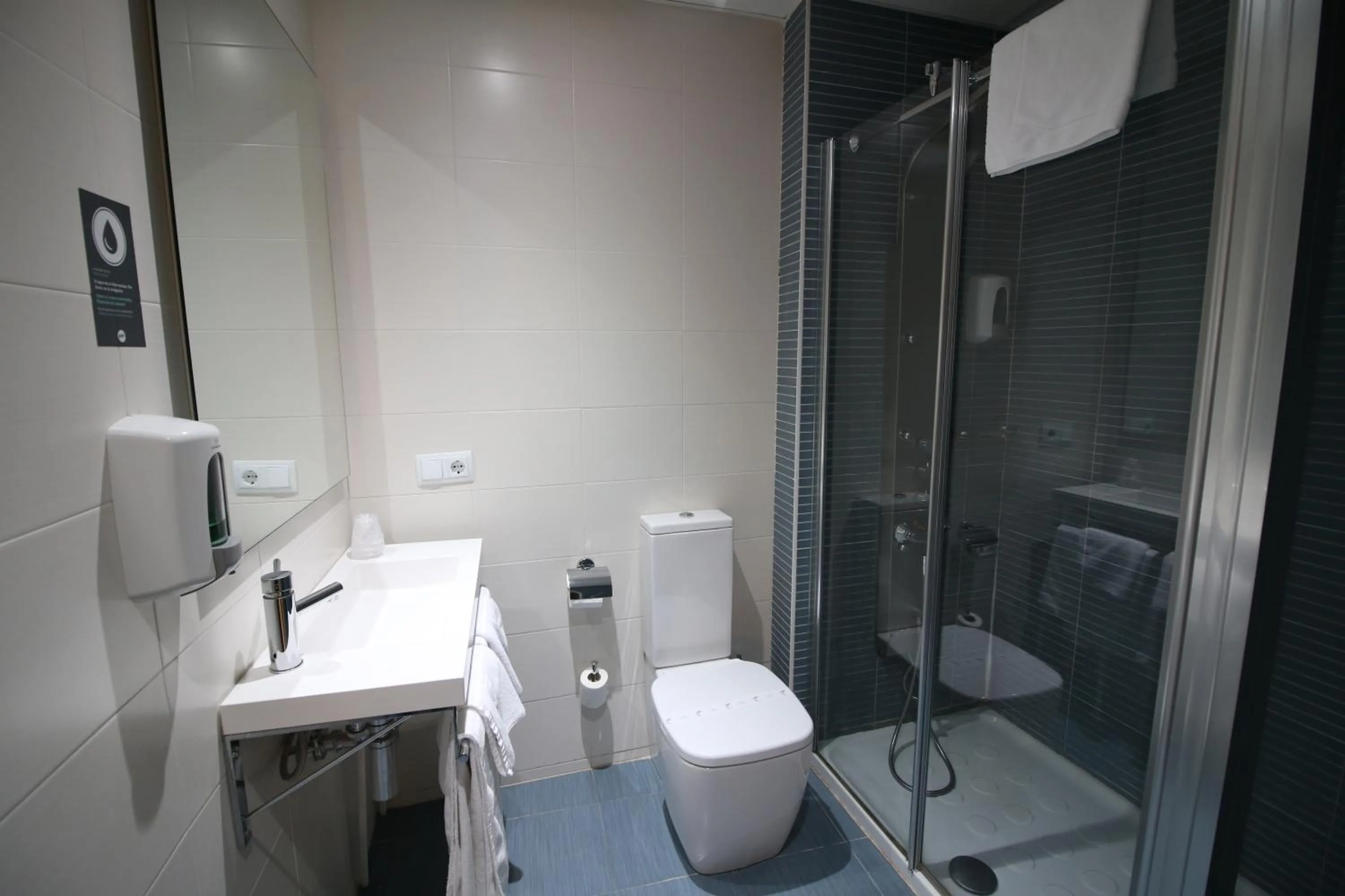 Shower in Hotel Alda Entrearcos