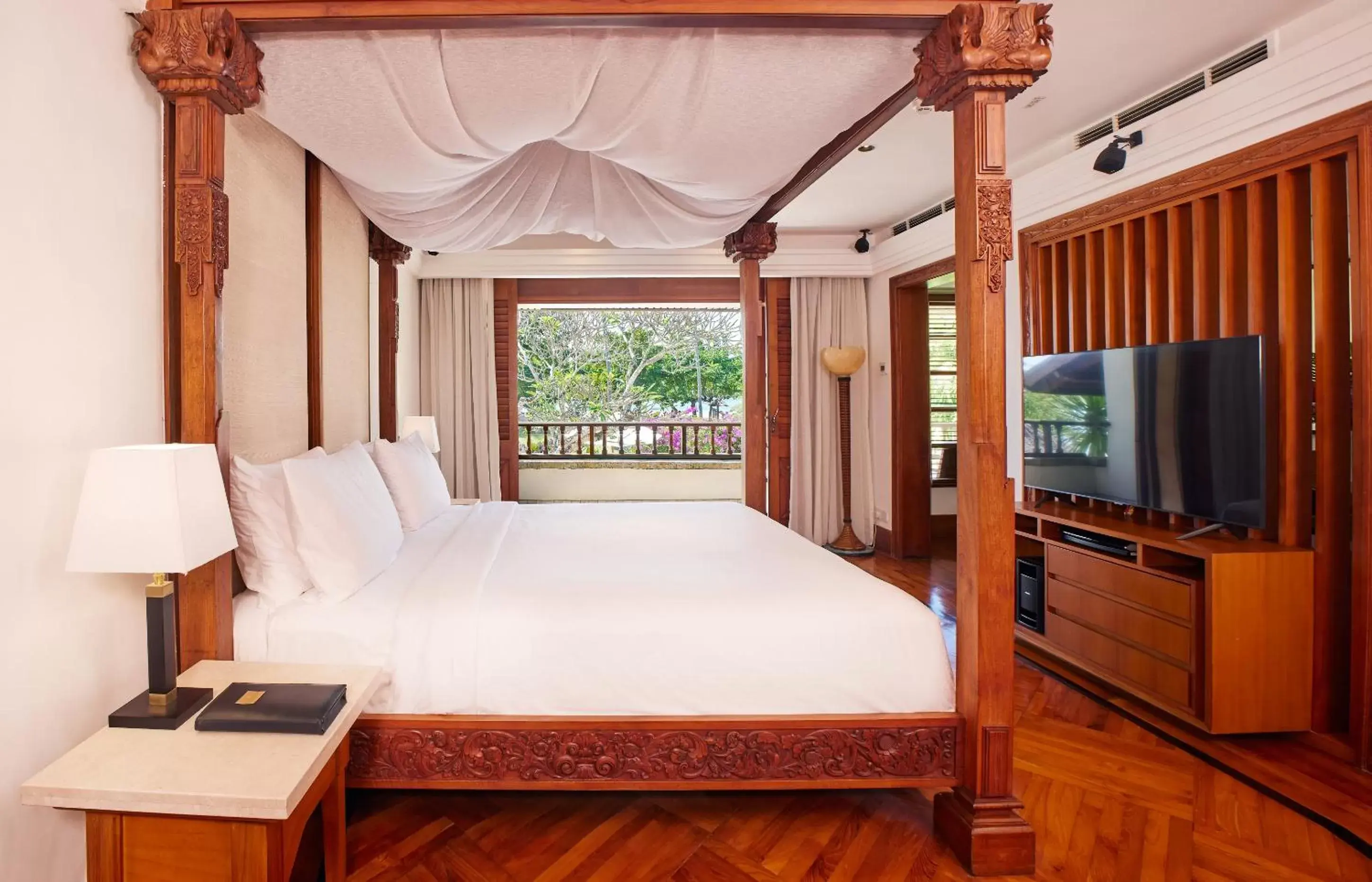 Bed in Nusa Dua Beach Hotel & Spa, Bali