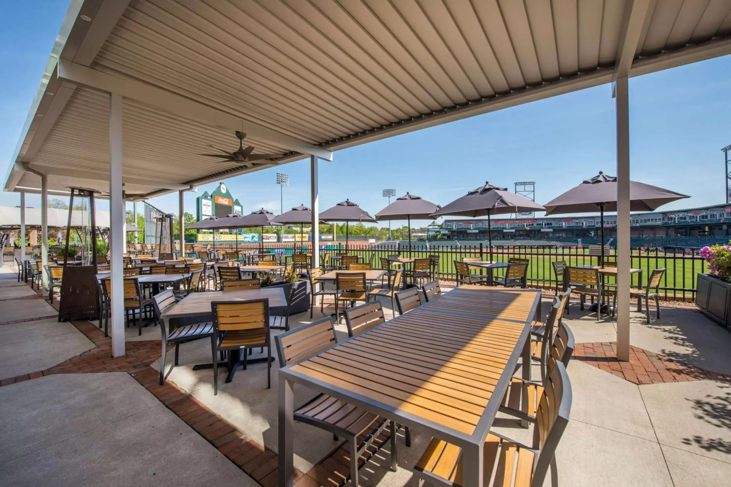 Patio, Restaurant/Places to Eat in Hilton Garden Inn Manchester Downtown