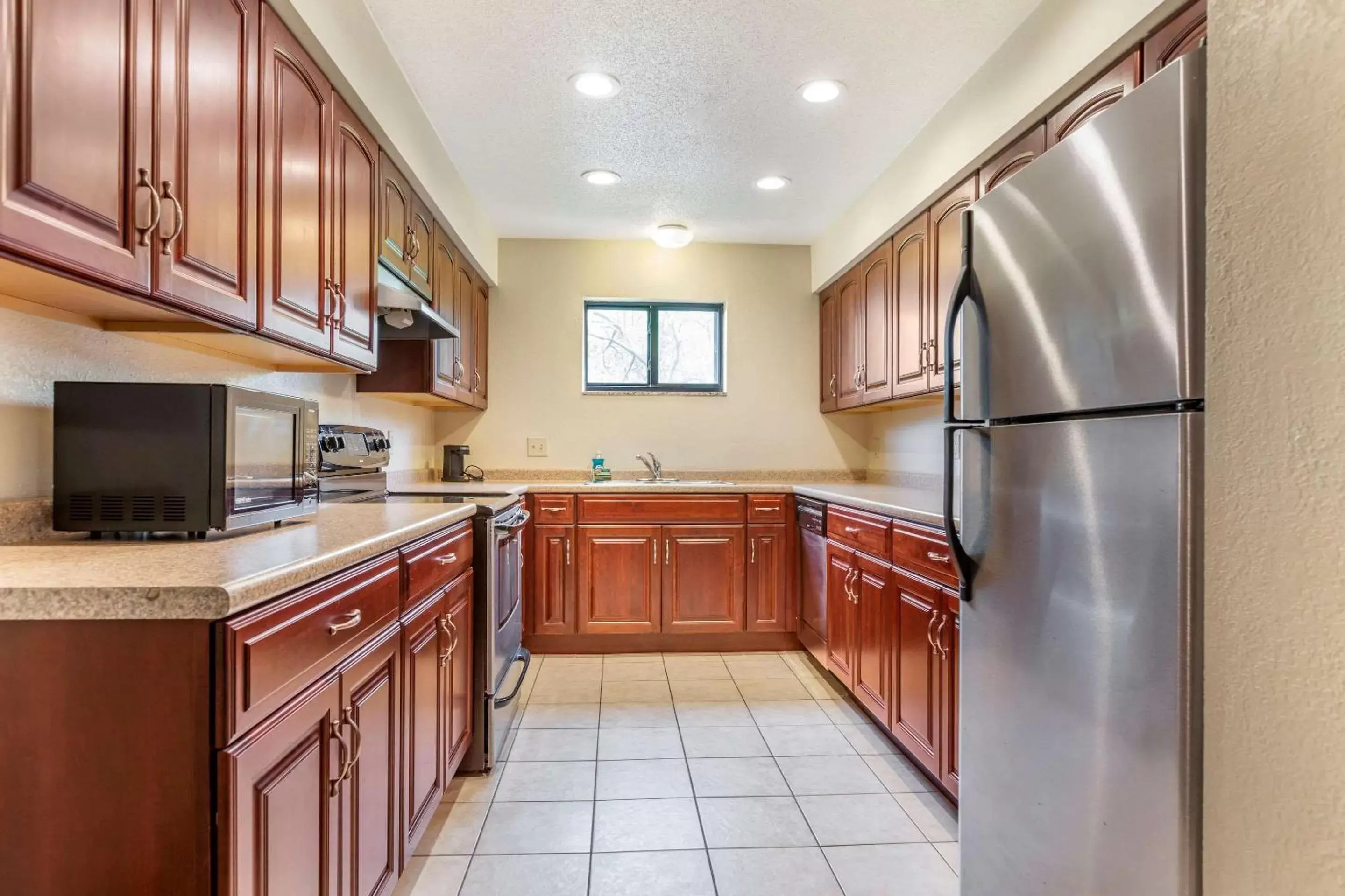 Photo of the whole room, Kitchen/Kitchenette in Comfort Suites Grand Rapids North