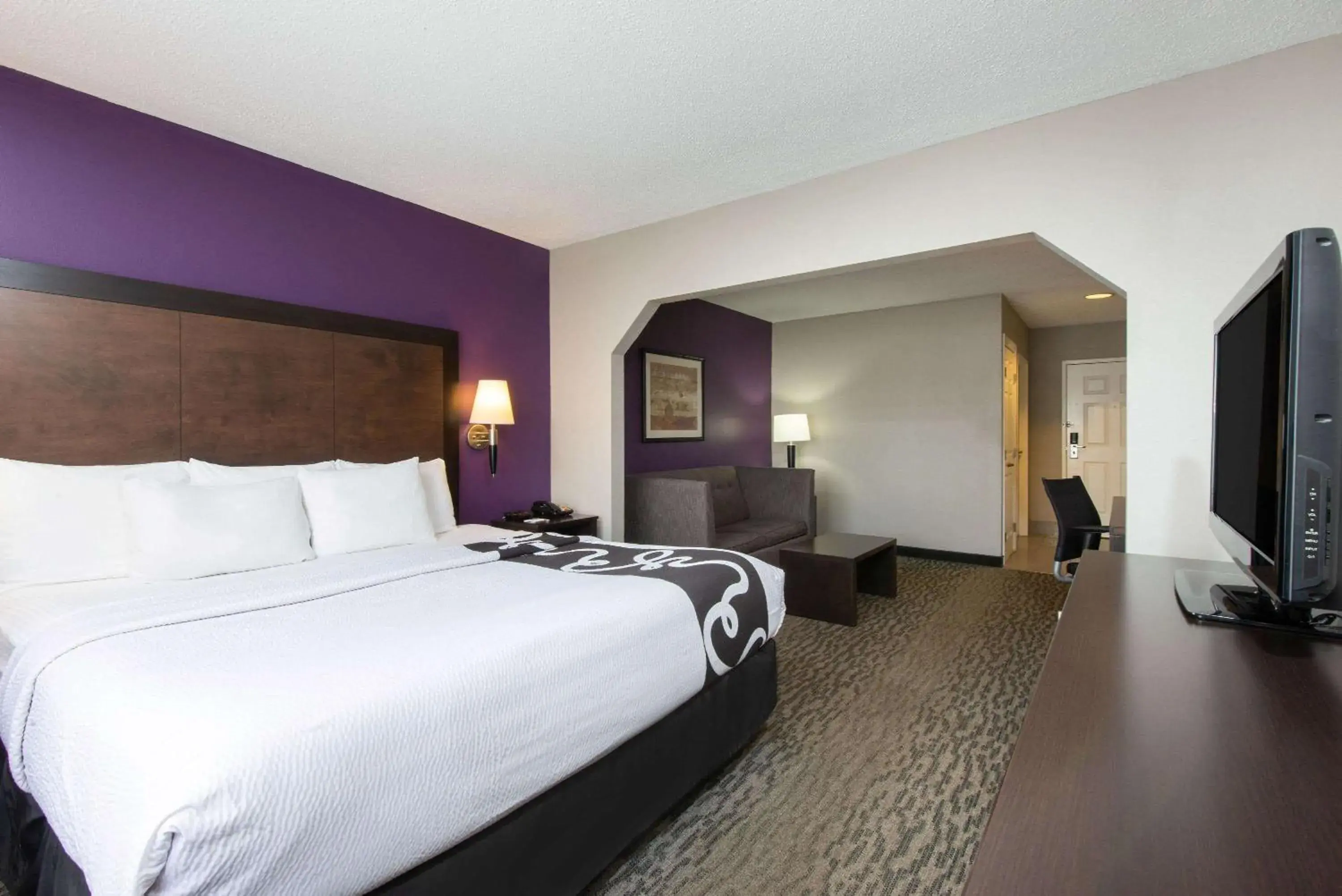 Photo of the whole room, Bed in La Quinta Inn & Suites by Wyndham Erie