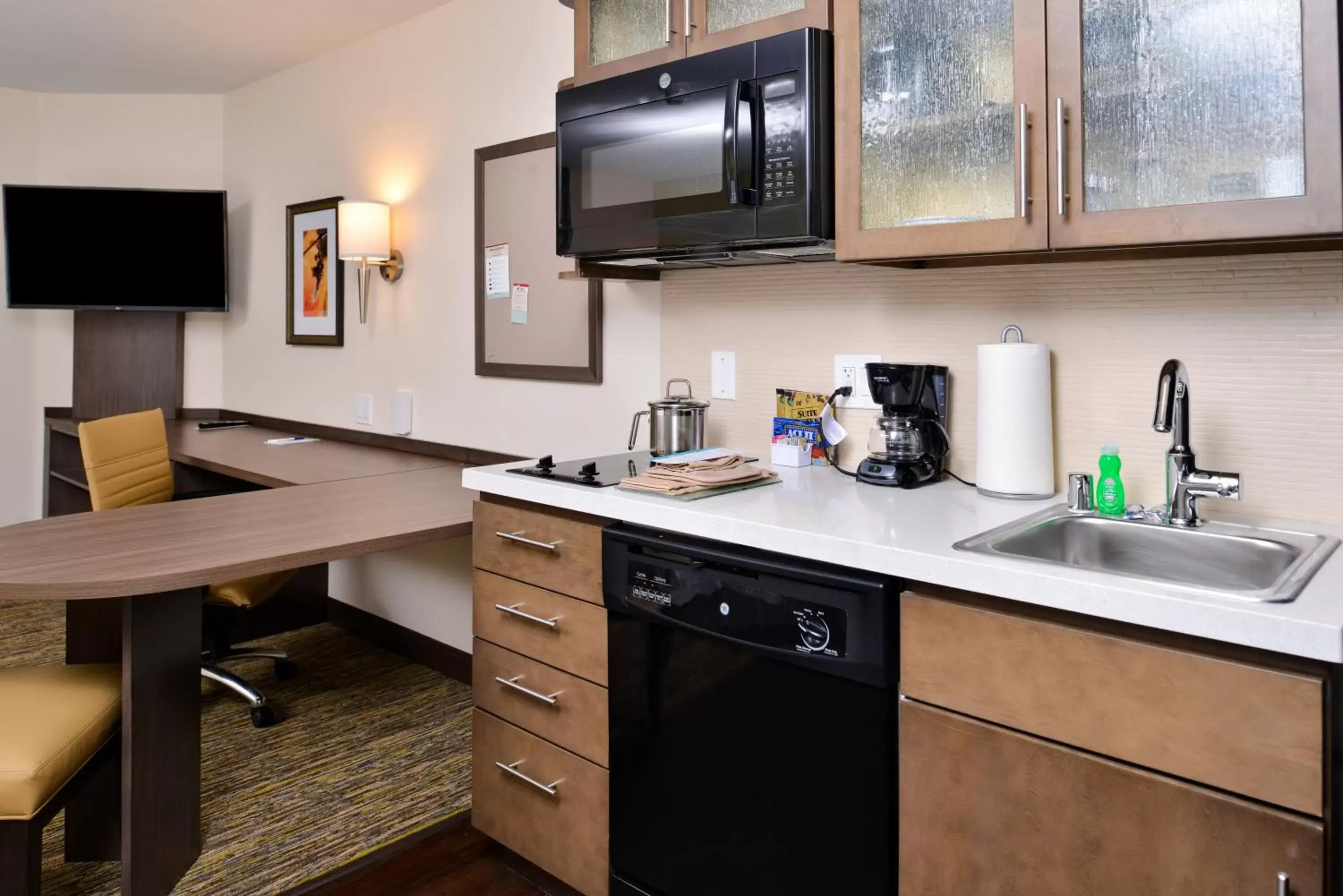 Photo of the whole room, Kitchen/Kitchenette in Candlewood Suites - Lodi, an IHG Hotel