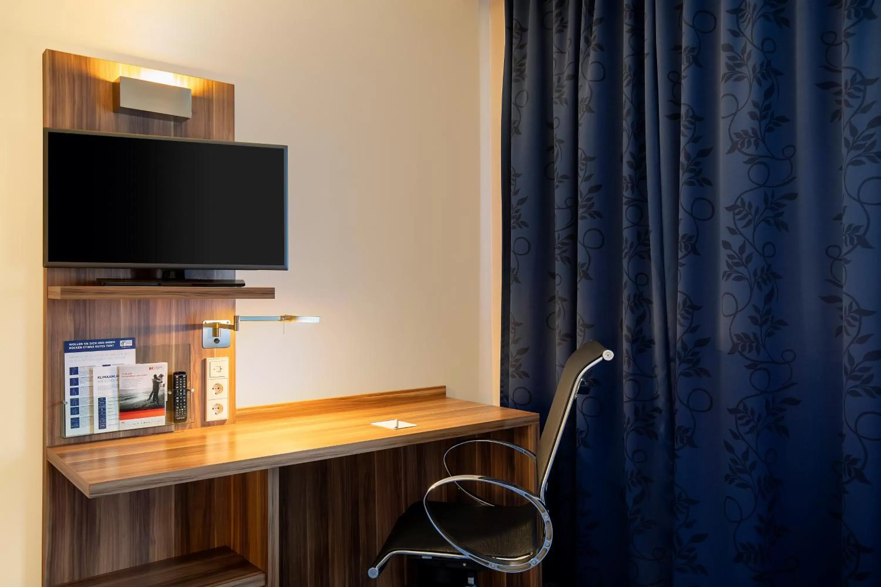 Business facilities, TV/Entertainment Center in Holiday Inn Express Bremen Airport, an IHG Hotel