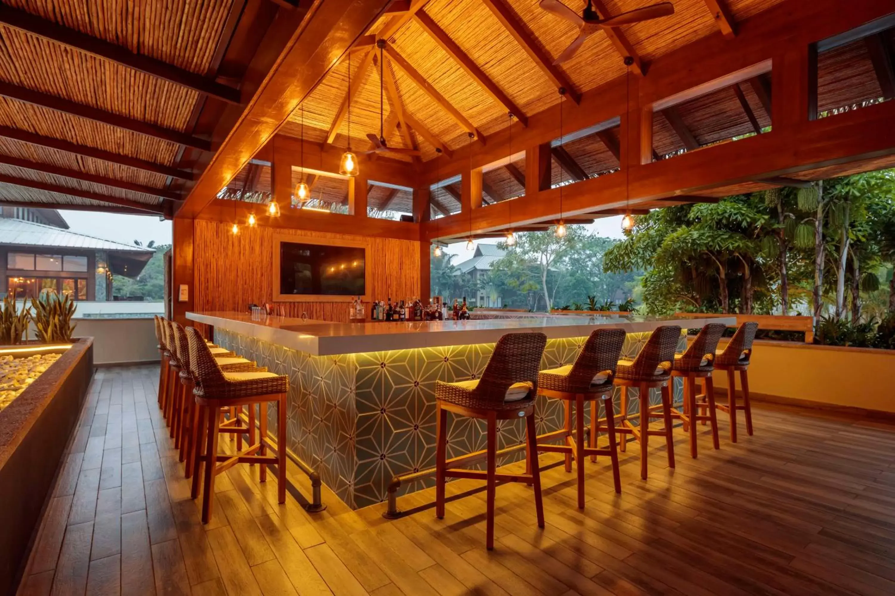 Lounge or bar, Dining Area in Indura Beach & Golf Resort Curio Collection By Hilton