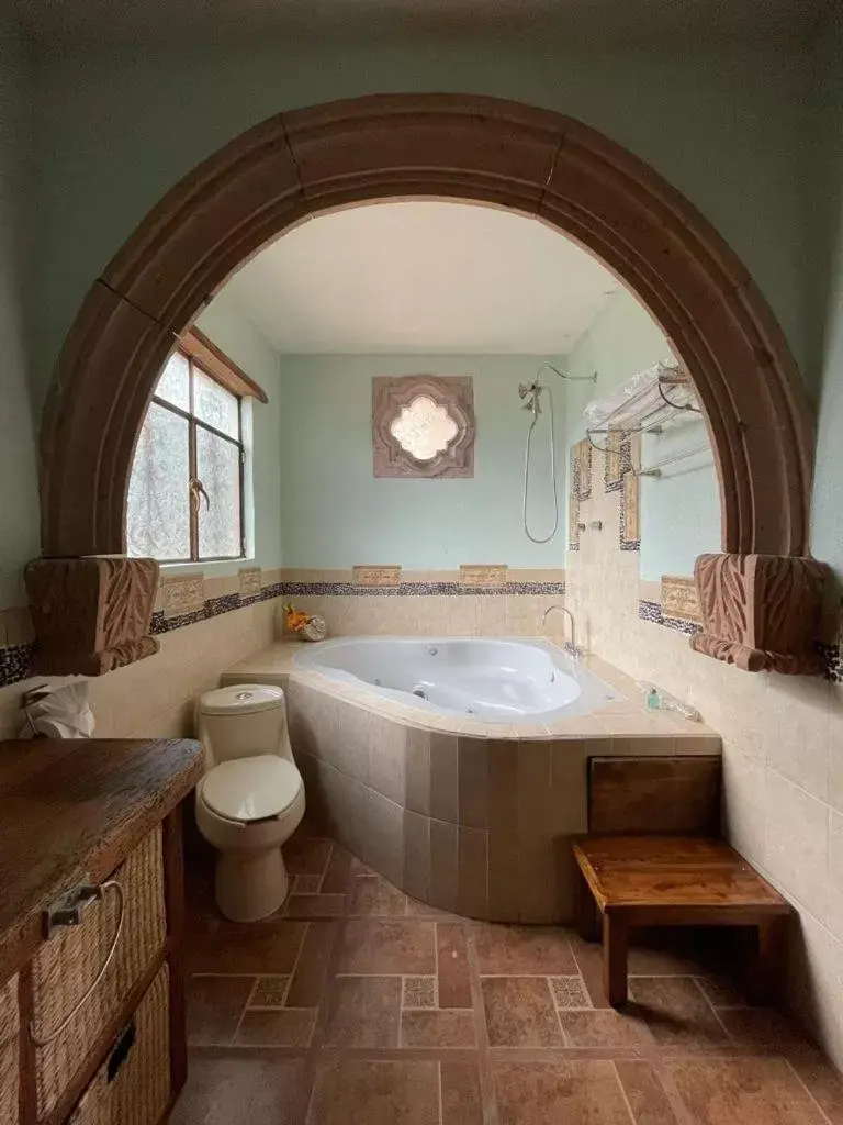 Hot Tub, Bathroom in Eco Hotel Ixhi
