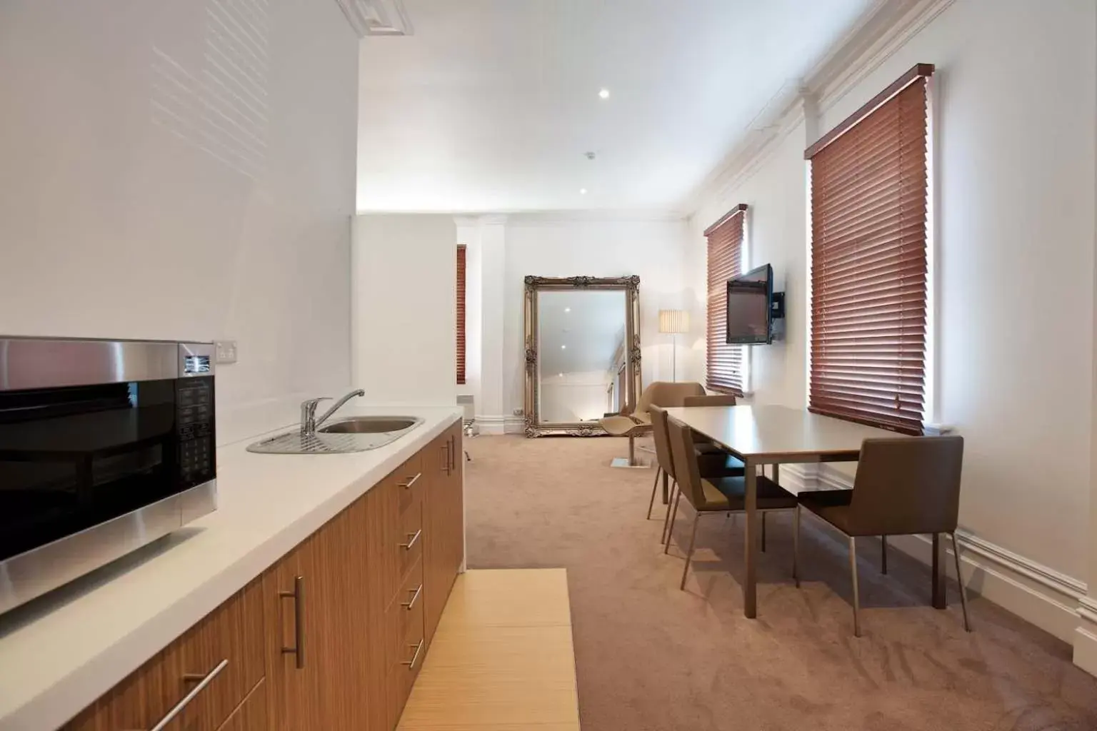 Dining area, Kitchen/Kitchenette in Ikon Hotel