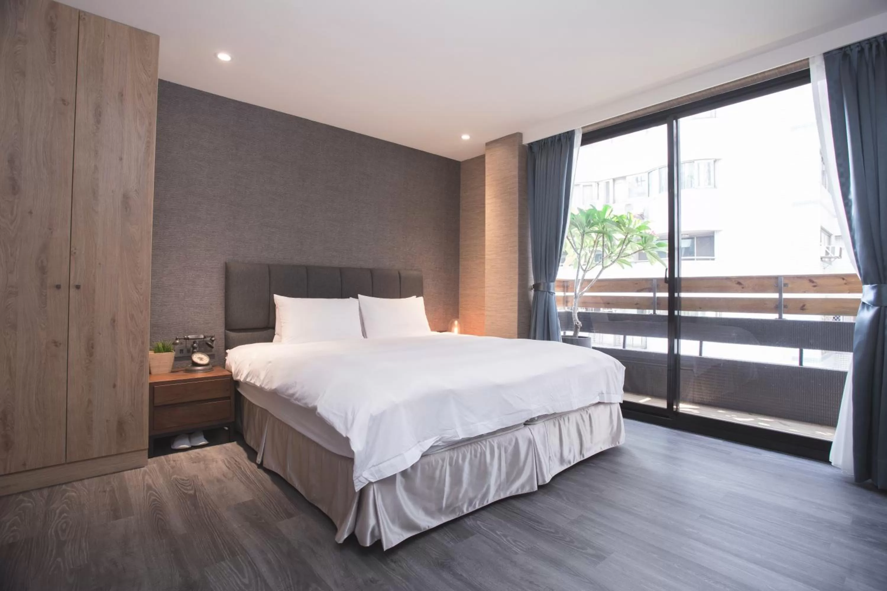 Deluxe Double Room with Balcony in Royal Rose Hotel Shuangcheng Hall