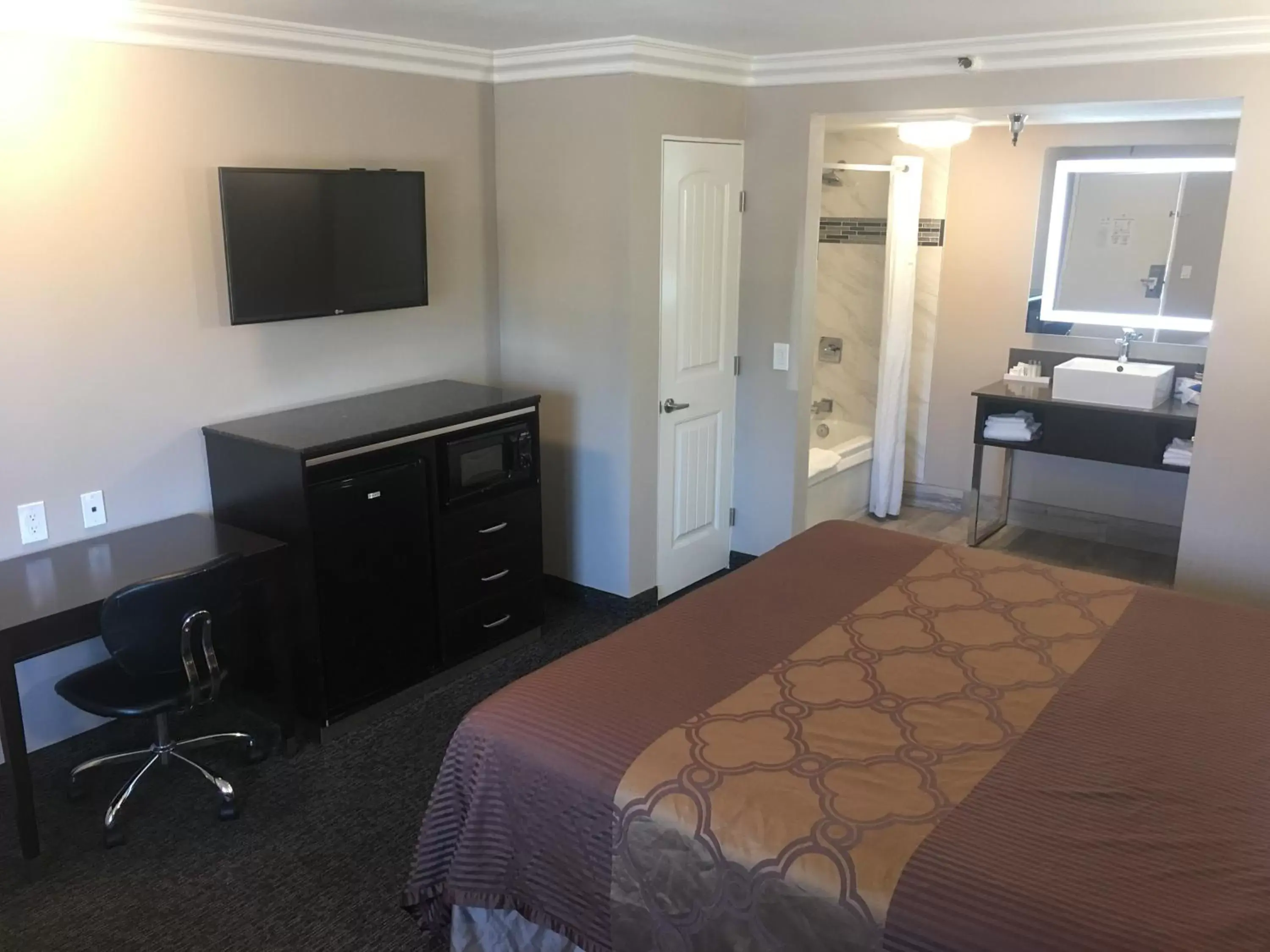 TV/Entertainment Center in Hotel Seville - Ontario Airport/Chino