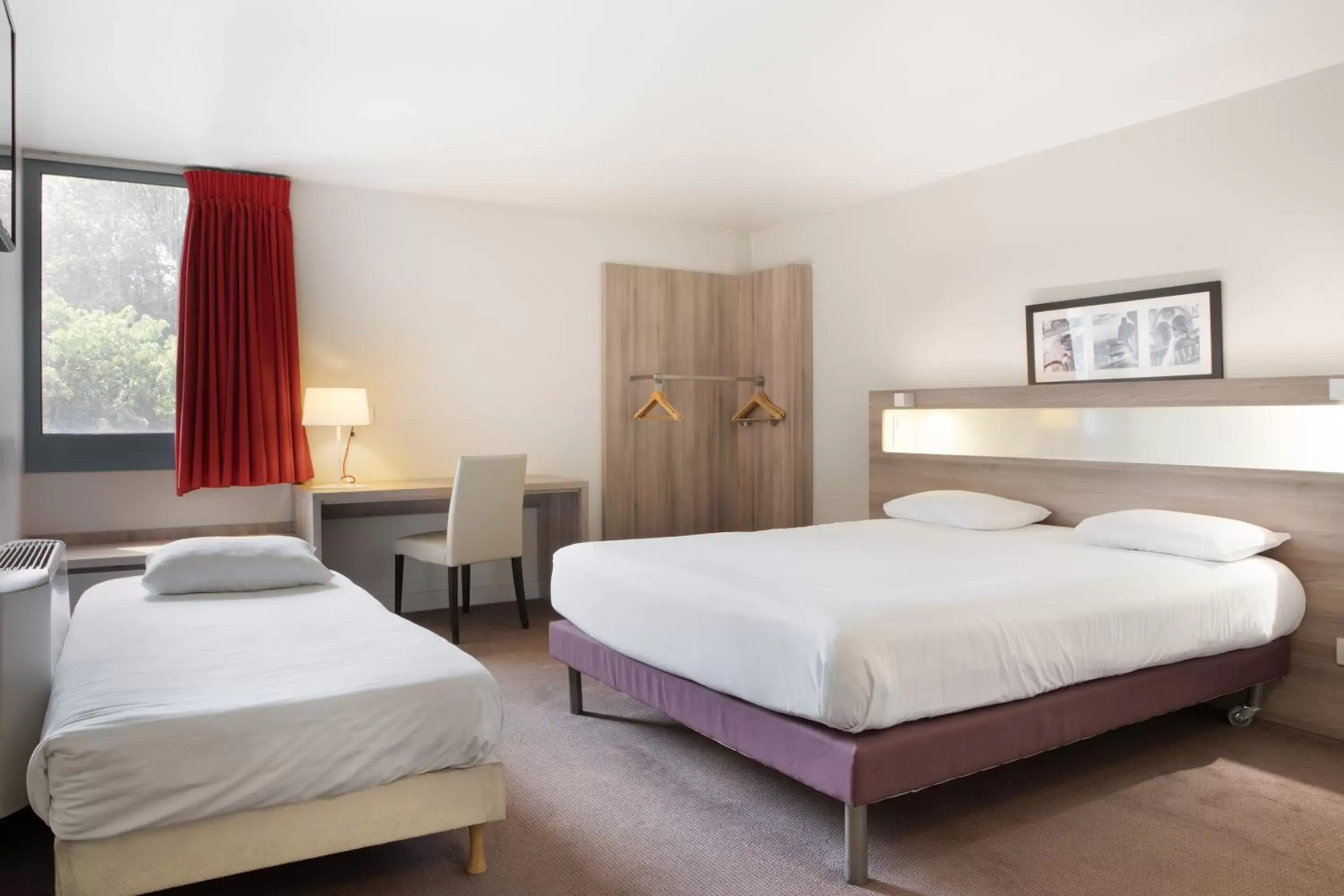 Photo of the whole room, Bed in Kyriad Paris Est - Bois de Vincennes Photo of the whole room, Bed in Kyriad Paris Est - Bois de Vincennes