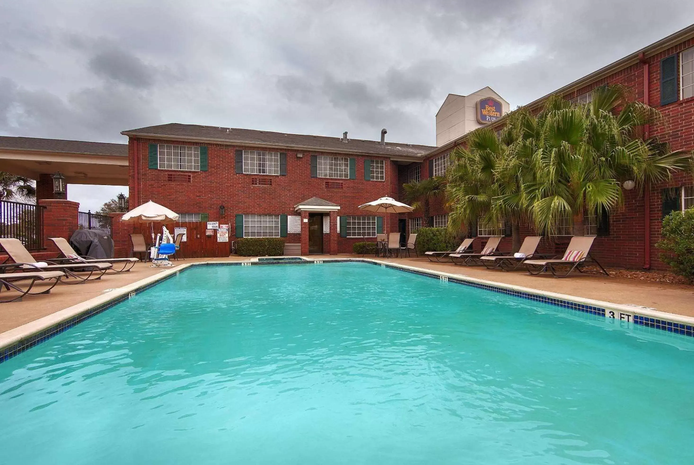 Pool view, Swimming Pool in Baymont by Wyndham Houston/Westchase