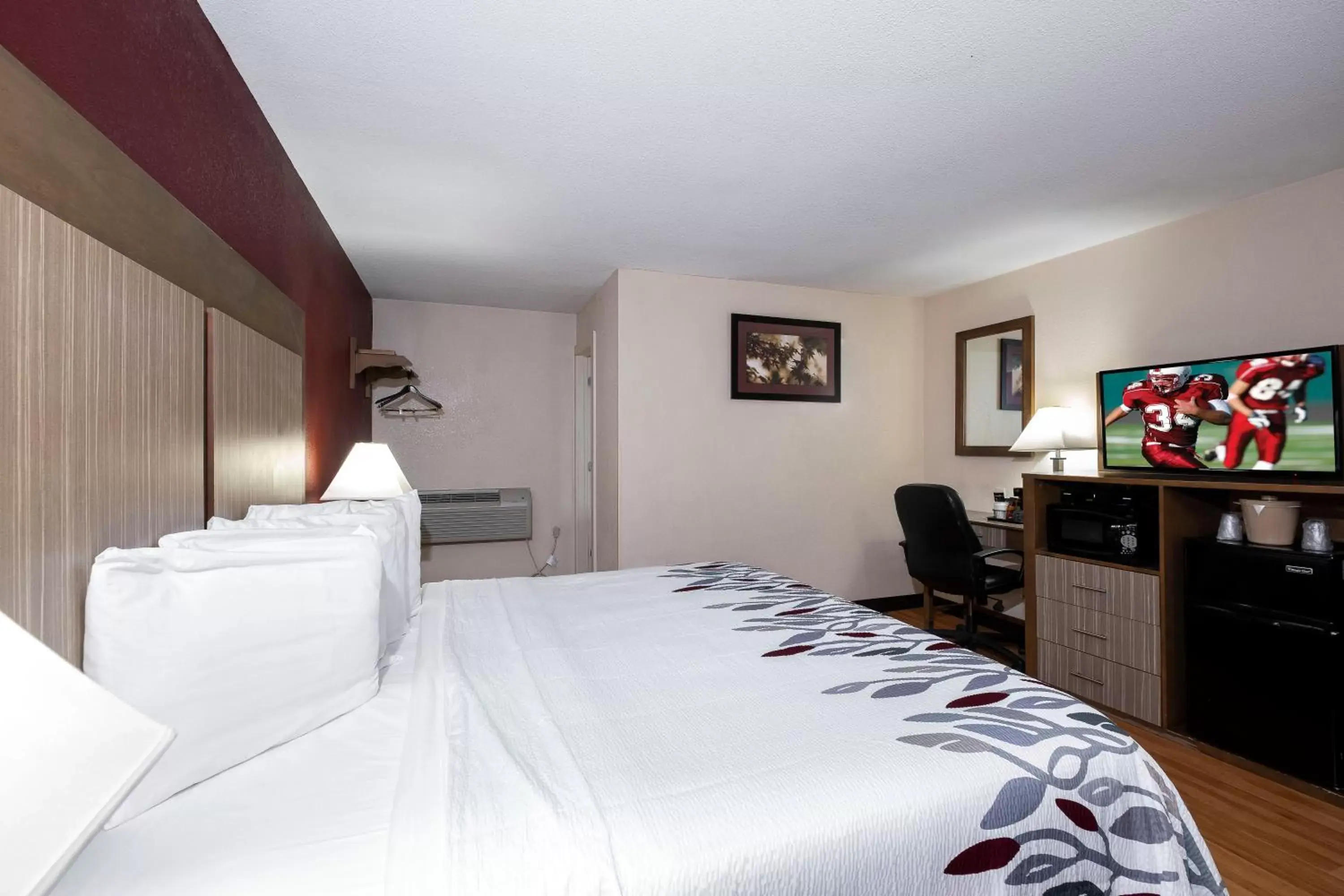 Bedroom, Bed in Red Roof Inn Neptune - Jersey Shore