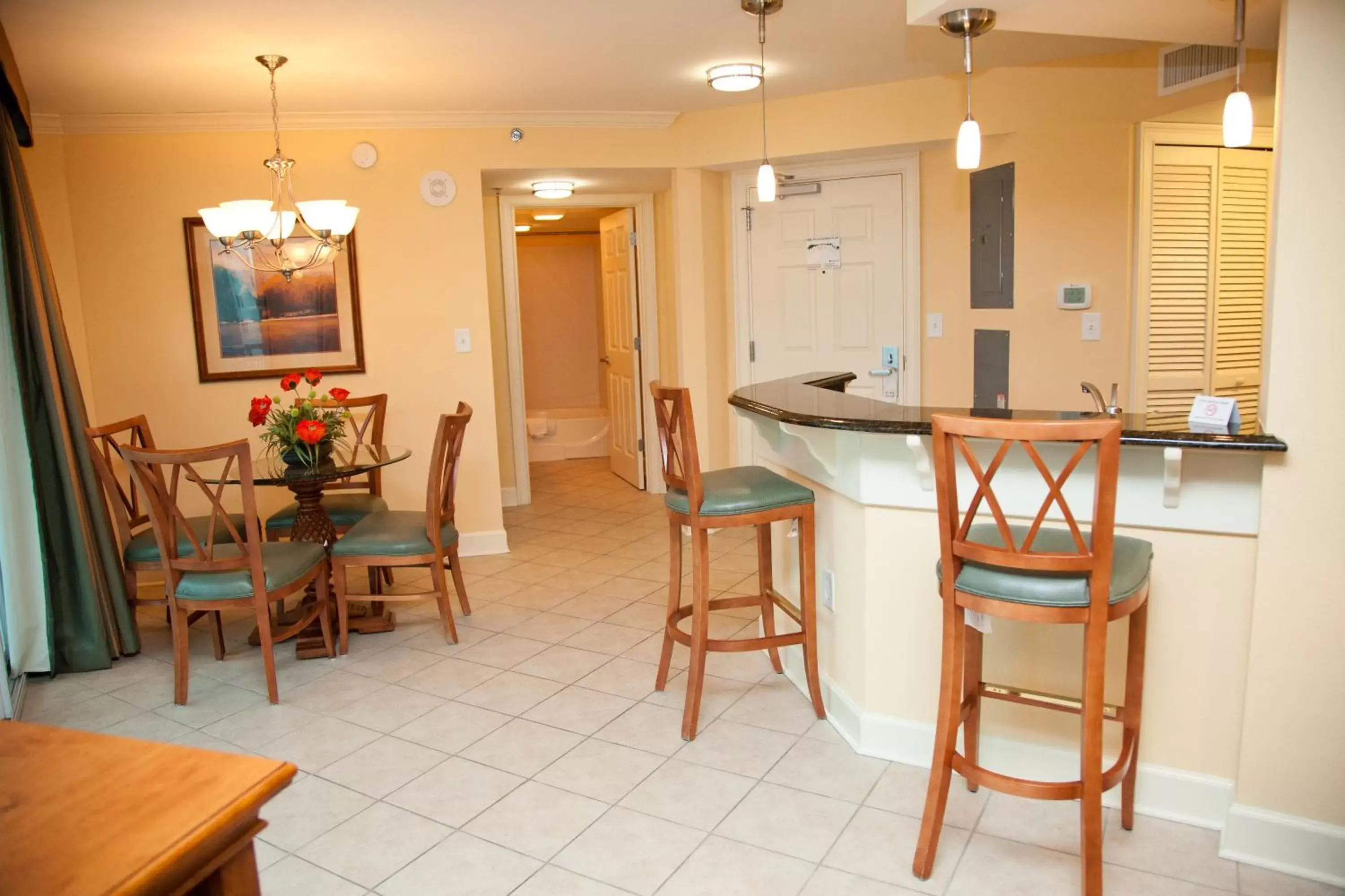 Dining area, Lounge/Bar in The Horizon at 77th