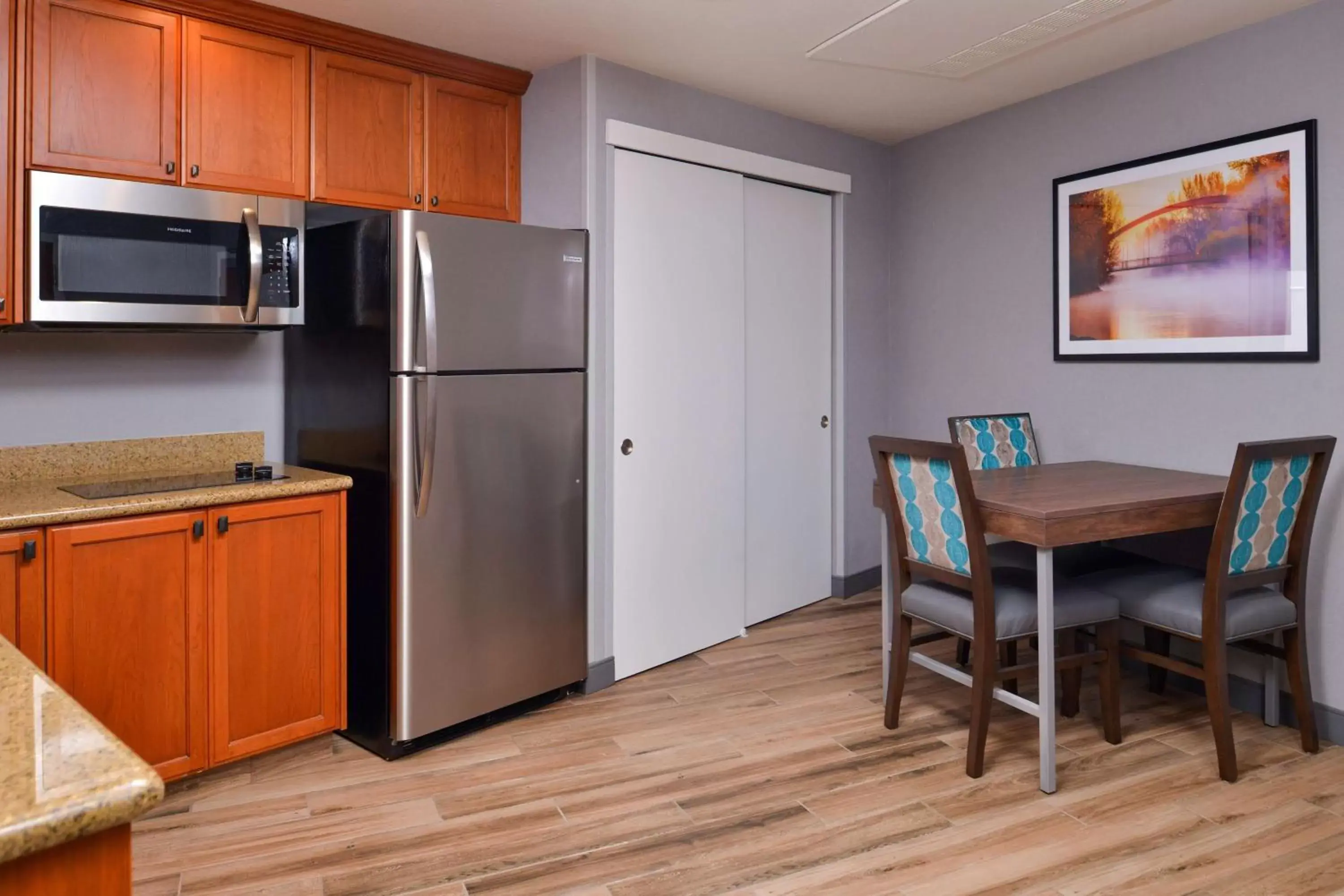 Kitchen or kitchenette, Dining Area in Hampton Inn & Suites Boise/Spectrum