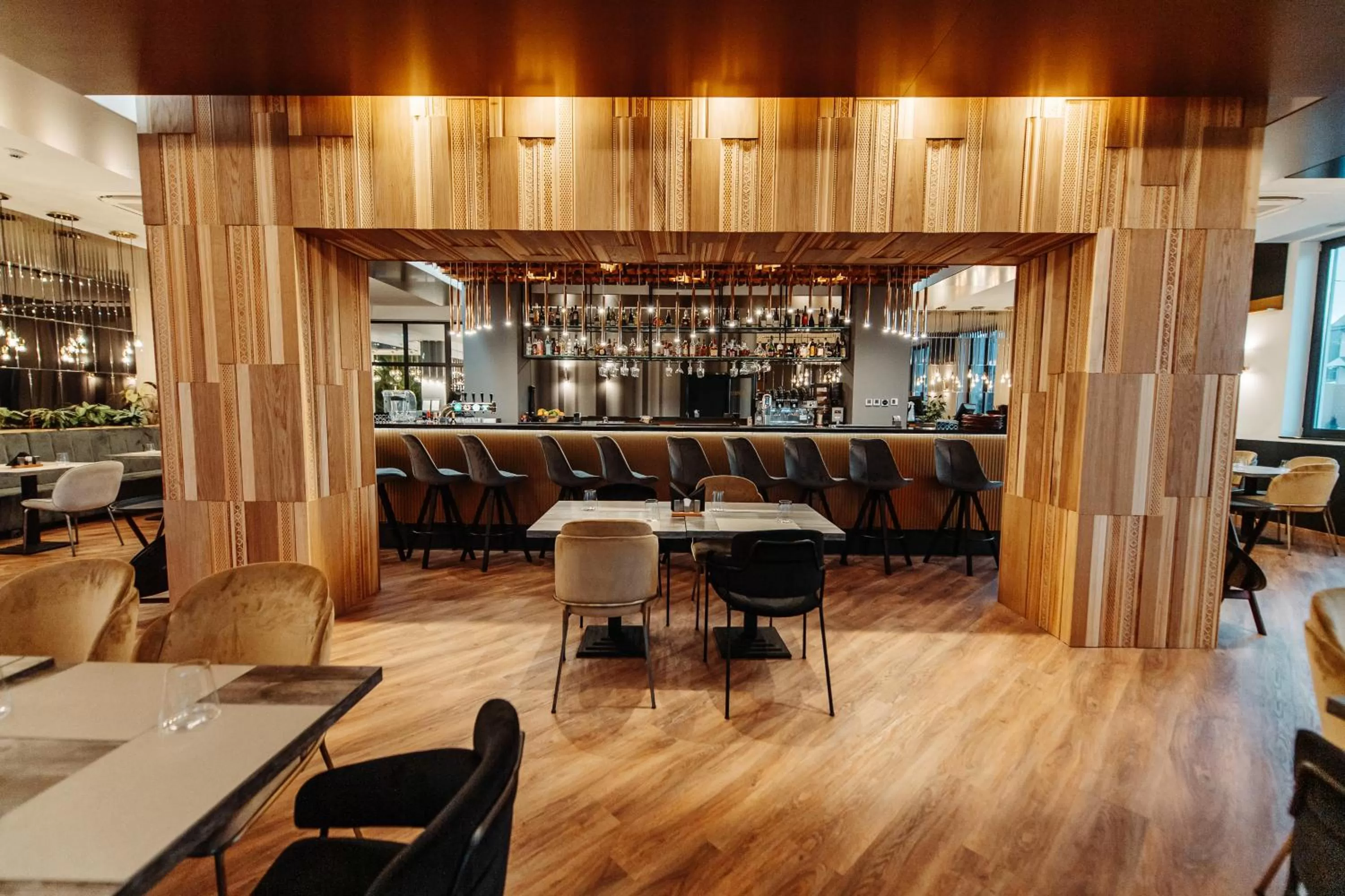 Restaurant/places to eat, Lounge/Bar in Iza Hotel